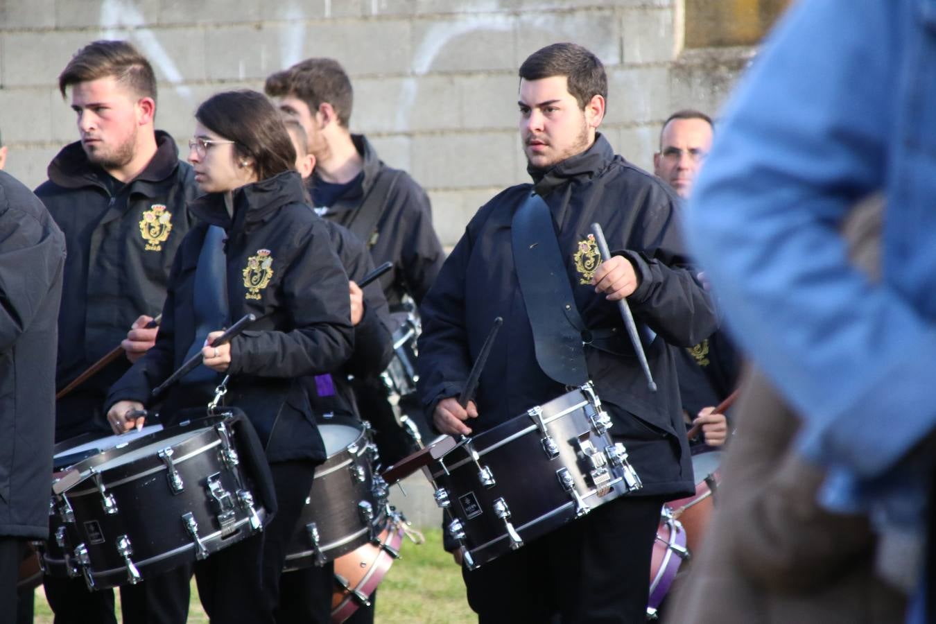 El Colegio «El Rodeo» celebró, ayer, una nueva edición de su Semana Santa infantil que, año tras año, se consolida como una de las citas imprescindibles del calendario cofrade jerezano. La iniciativa cuenta con la implicación de alumnos, padres y profesores, y muestra cómo los más pequeños comienzan a interiorizar los roles propios de quienes participan y hacen posible la Semana Santa del municipio: costaleros, capataces, nazarenos, agrupaciones musicales, mujeres ataviadas con mantilla negra, escoltas romanas, etc. La Agrupación Musical «Nuestro Padre Jesús Nazareno» y la Agrupación Musical «Maestro Sousa» de la OJE acompañaron con sus sones esta entrañable recreación.