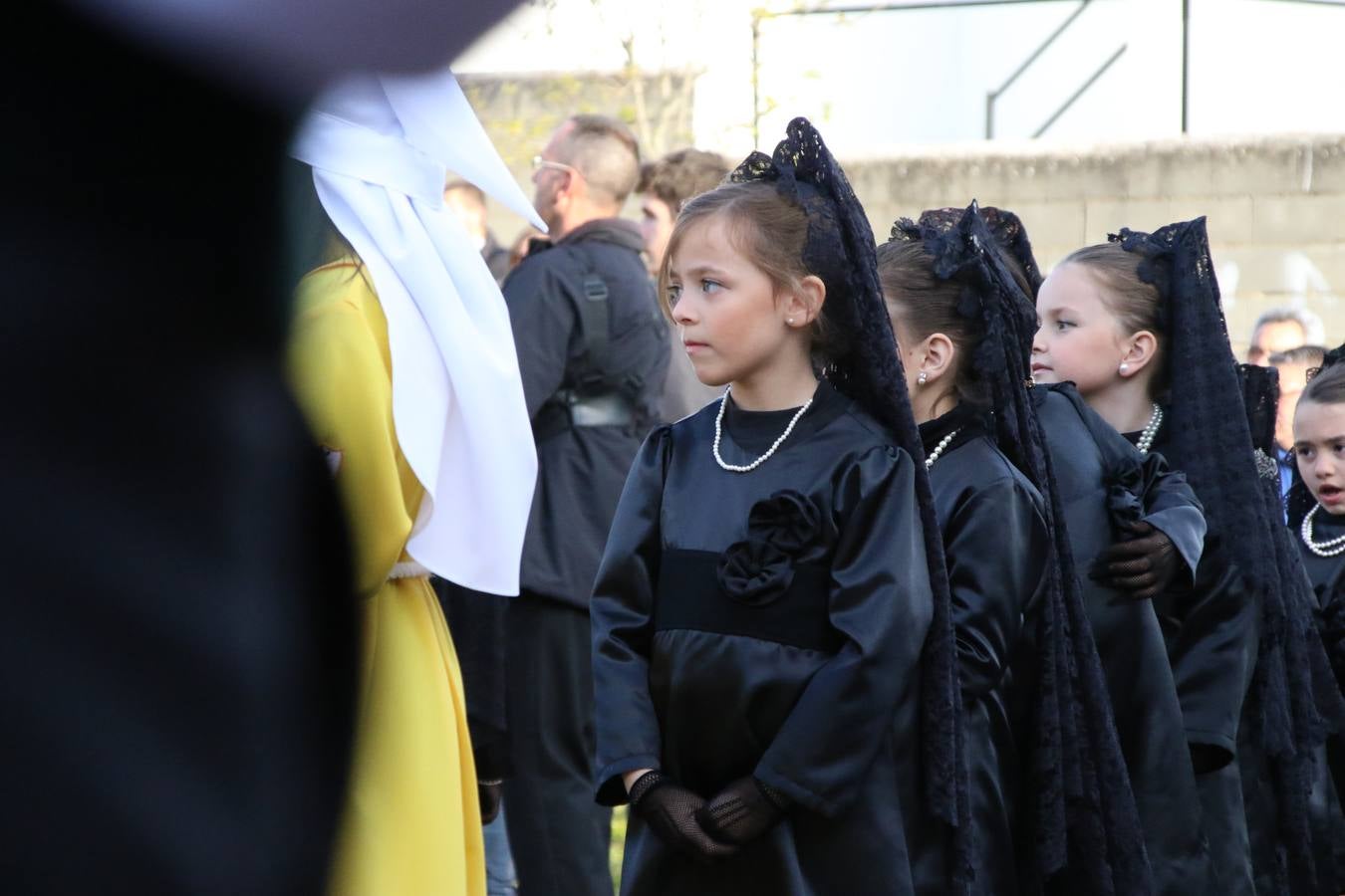 El Colegio «El Rodeo» celebró, ayer, una nueva edición de su Semana Santa infantil que, año tras año, se consolida como una de las citas imprescindibles del calendario cofrade jerezano. La iniciativa cuenta con la implicación de alumnos, padres y profesores, y muestra cómo los más pequeños comienzan a interiorizar los roles propios de quienes participan y hacen posible la Semana Santa del municipio: costaleros, capataces, nazarenos, agrupaciones musicales, mujeres ataviadas con mantilla negra, escoltas romanas, etc. La Agrupación Musical «Nuestro Padre Jesús Nazareno» y la Agrupación Musical «Maestro Sousa» de la OJE acompañaron con sus sones esta entrañable recreación.