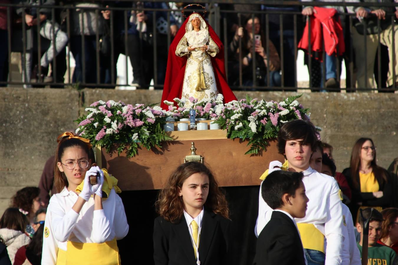 El Colegio «El Rodeo» celebró, ayer, una nueva edición de su Semana Santa infantil que, año tras año, se consolida como una de las citas imprescindibles del calendario cofrade jerezano. La iniciativa cuenta con la implicación de alumnos, padres y profesores, y muestra cómo los más pequeños comienzan a interiorizar los roles propios de quienes participan y hacen posible la Semana Santa del municipio: costaleros, capataces, nazarenos, agrupaciones musicales, mujeres ataviadas con mantilla negra, escoltas romanas, etc. La Agrupación Musical «Nuestro Padre Jesús Nazareno» y la Agrupación Musical «Maestro Sousa» de la OJE acompañaron con sus sones esta entrañable recreación.