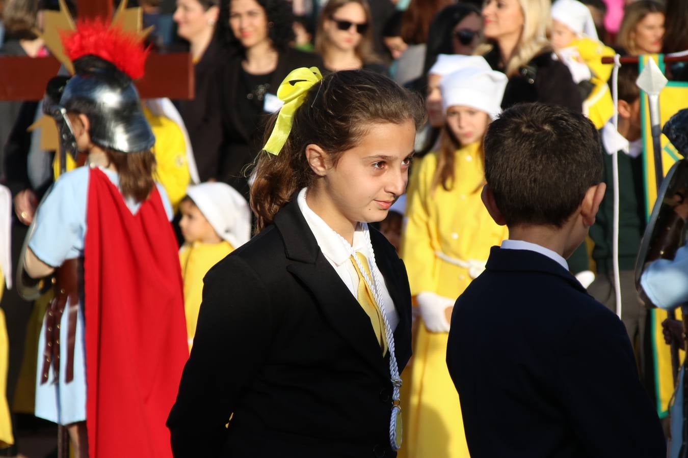 El Colegio «El Rodeo» celebró, ayer, una nueva edición de su Semana Santa infantil que, año tras año, se consolida como una de las citas imprescindibles del calendario cofrade jerezano. La iniciativa cuenta con la implicación de alumnos, padres y profesores, y muestra cómo los más pequeños comienzan a interiorizar los roles propios de quienes participan y hacen posible la Semana Santa del municipio: costaleros, capataces, nazarenos, agrupaciones musicales, mujeres ataviadas con mantilla negra, escoltas romanas, etc. La Agrupación Musical «Nuestro Padre Jesús Nazareno» y la Agrupación Musical «Maestro Sousa» de la OJE acompañaron con sus sones esta entrañable recreación.