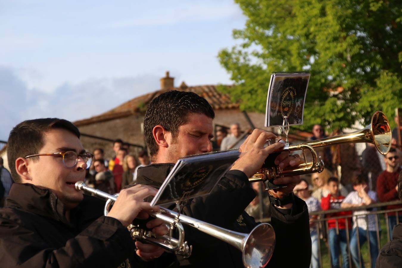 El Colegio «El Rodeo» celebró, ayer, una nueva edición de su Semana Santa infantil que, año tras año, se consolida como una de las citas imprescindibles del calendario cofrade jerezano. La iniciativa cuenta con la implicación de alumnos, padres y profesores, y muestra cómo los más pequeños comienzan a interiorizar los roles propios de quienes participan y hacen posible la Semana Santa del municipio: costaleros, capataces, nazarenos, agrupaciones musicales, mujeres ataviadas con mantilla negra, escoltas romanas, etc. La Agrupación Musical «Nuestro Padre Jesús Nazareno» y la Agrupación Musical «Maestro Sousa» de la OJE acompañaron con sus sones esta entrañable recreación.