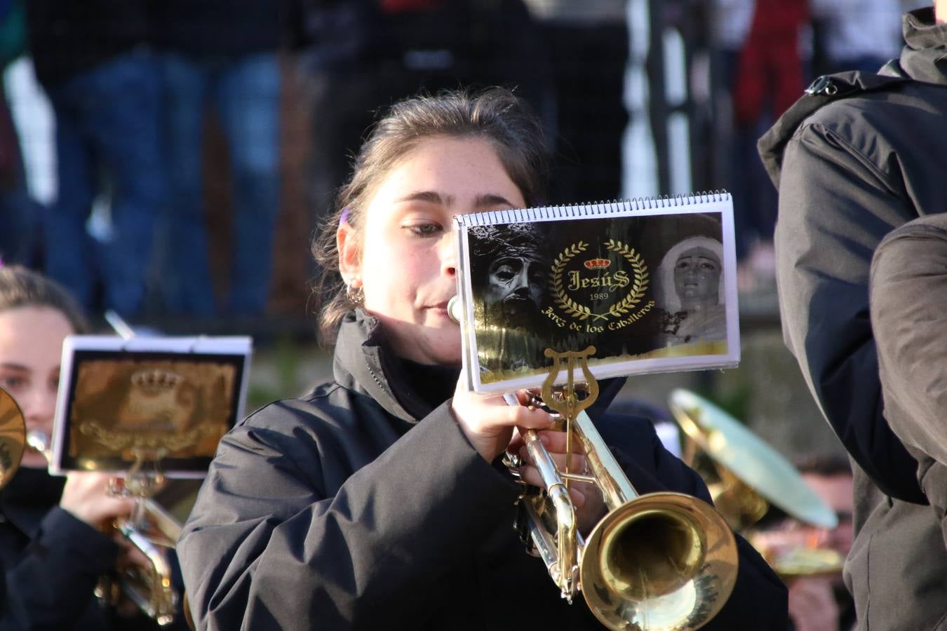 El Colegio «El Rodeo» celebró, ayer, una nueva edición de su Semana Santa infantil que, año tras año, se consolida como una de las citas imprescindibles del calendario cofrade jerezano. La iniciativa cuenta con la implicación de alumnos, padres y profesores, y muestra cómo los más pequeños comienzan a interiorizar los roles propios de quienes participan y hacen posible la Semana Santa del municipio: costaleros, capataces, nazarenos, agrupaciones musicales, mujeres ataviadas con mantilla negra, escoltas romanas, etc. La Agrupación Musical «Nuestro Padre Jesús Nazareno» y la Agrupación Musical «Maestro Sousa» de la OJE acompañaron con sus sones esta entrañable recreación.