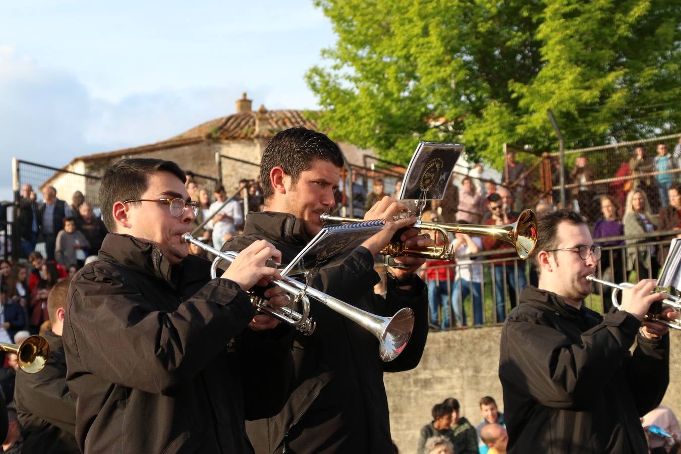 El Colegio «El Rodeo» celebró, ayer, una nueva edición de su Semana Santa infantil que, año tras año, se consolida como una de las citas imprescindibles del calendario cofrade jerezano. La iniciativa cuenta con la implicación de alumnos, padres y profesores, y muestra cómo los más pequeños comienzan a interiorizar los roles propios de quienes participan y hacen posible la Semana Santa del municipio: costaleros, capataces, nazarenos, agrupaciones musicales, mujeres ataviadas con mantilla negra, escoltas romanas, etc. La Agrupación Musical «Nuestro Padre Jesús Nazareno» y la Agrupación Musical «Maestro Sousa» de la OJE acompañaron con sus sones esta entrañable recreación.