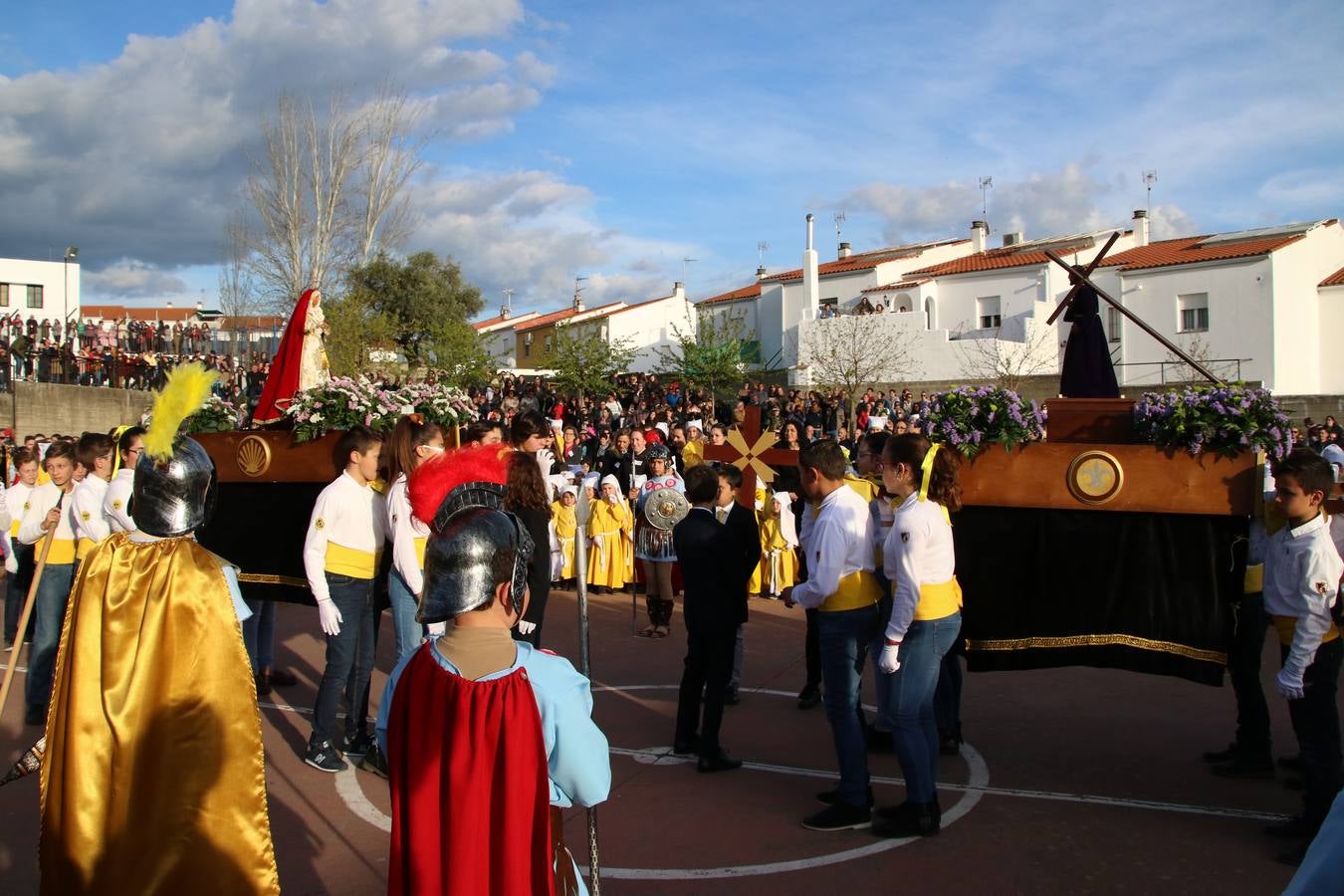 El Colegio «El Rodeo» celebró, ayer, una nueva edición de su Semana Santa infantil que, año tras año, se consolida como una de las citas imprescindibles del calendario cofrade jerezano. La iniciativa cuenta con la implicación de alumnos, padres y profesores, y muestra cómo los más pequeños comienzan a interiorizar los roles propios de quienes participan y hacen posible la Semana Santa del municipio: costaleros, capataces, nazarenos, agrupaciones musicales, mujeres ataviadas con mantilla negra, escoltas romanas, etc. La Agrupación Musical «Nuestro Padre Jesús Nazareno» y la Agrupación Musical «Maestro Sousa» de la OJE acompañaron con sus sones esta entrañable recreación.