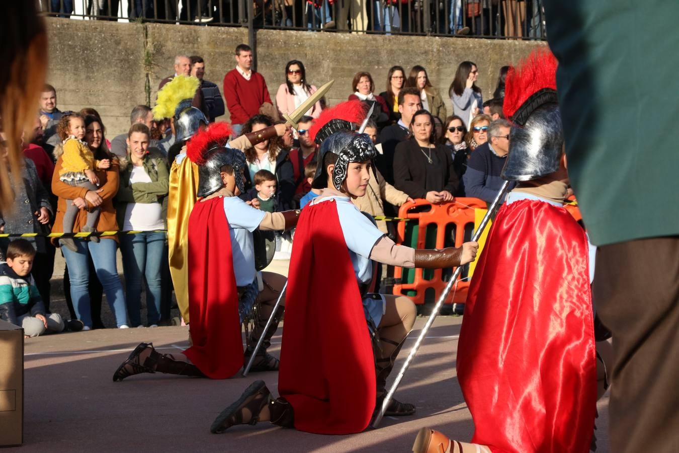 El Colegio «El Rodeo» celebró, ayer, una nueva edición de su Semana Santa infantil que, año tras año, se consolida como una de las citas imprescindibles del calendario cofrade jerezano. La iniciativa cuenta con la implicación de alumnos, padres y profesores, y muestra cómo los más pequeños comienzan a interiorizar los roles propios de quienes participan y hacen posible la Semana Santa del municipio: costaleros, capataces, nazarenos, agrupaciones musicales, mujeres ataviadas con mantilla negra, escoltas romanas, etc. La Agrupación Musical «Nuestro Padre Jesús Nazareno» y la Agrupación Musical «Maestro Sousa» de la OJE acompañaron con sus sones esta entrañable recreación.