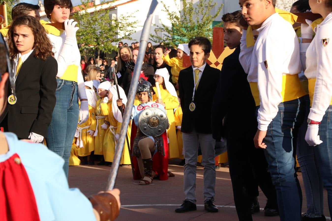 El Colegio «El Rodeo» celebró, ayer, una nueva edición de su Semana Santa infantil que, año tras año, se consolida como una de las citas imprescindibles del calendario cofrade jerezano. La iniciativa cuenta con la implicación de alumnos, padres y profesores, y muestra cómo los más pequeños comienzan a interiorizar los roles propios de quienes participan y hacen posible la Semana Santa del municipio: costaleros, capataces, nazarenos, agrupaciones musicales, mujeres ataviadas con mantilla negra, escoltas romanas, etc. La Agrupación Musical «Nuestro Padre Jesús Nazareno» y la Agrupación Musical «Maestro Sousa» de la OJE acompañaron con sus sones esta entrañable recreación.