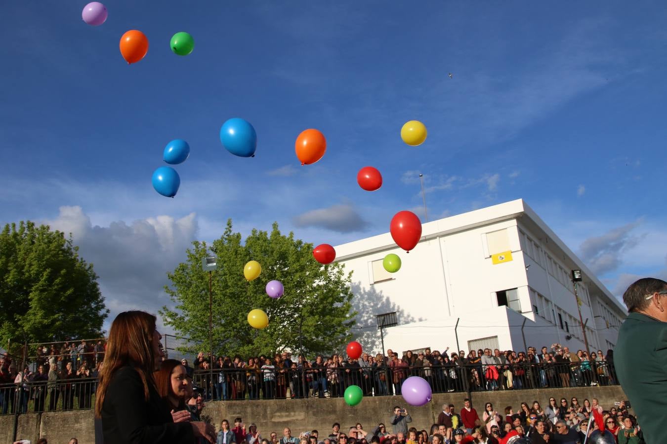 El Colegio «El Rodeo» celebró, ayer, una nueva edición de su Semana Santa infantil que, año tras año, se consolida como una de las citas imprescindibles del calendario cofrade jerezano. La iniciativa cuenta con la implicación de alumnos, padres y profesores, y muestra cómo los más pequeños comienzan a interiorizar los roles propios de quienes participan y hacen posible la Semana Santa del municipio: costaleros, capataces, nazarenos, agrupaciones musicales, mujeres ataviadas con mantilla negra, escoltas romanas, etc. La Agrupación Musical «Nuestro Padre Jesús Nazareno» y la Agrupación Musical «Maestro Sousa» de la OJE acompañaron con sus sones esta entrañable recreación.