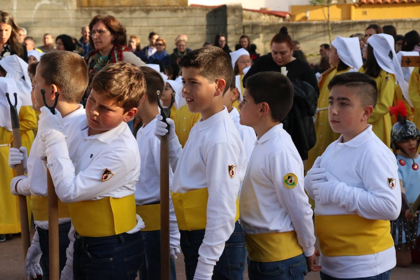 El Colegio «El Rodeo» celebró, ayer, una nueva edición de su Semana Santa infantil que, año tras año, se consolida como una de las citas imprescindibles del calendario cofrade jerezano. La iniciativa cuenta con la implicación de alumnos, padres y profesores, y muestra cómo los más pequeños comienzan a interiorizar los roles propios de quienes participan y hacen posible la Semana Santa del municipio: costaleros, capataces, nazarenos, agrupaciones musicales, mujeres ataviadas con mantilla negra, escoltas romanas, etc. La Agrupación Musical «Nuestro Padre Jesús Nazareno» y la Agrupación Musical «Maestro Sousa» de la OJE acompañaron con sus sones esta entrañable recreación.
