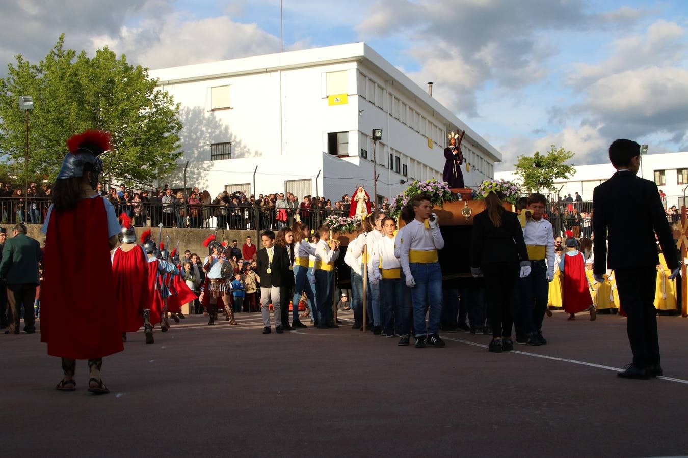 El Colegio «El Rodeo» celebró, ayer, una nueva edición de su Semana Santa infantil que, año tras año, se consolida como una de las citas imprescindibles del calendario cofrade jerezano. La iniciativa cuenta con la implicación de alumnos, padres y profesores, y muestra cómo los más pequeños comienzan a interiorizar los roles propios de quienes participan y hacen posible la Semana Santa del municipio: costaleros, capataces, nazarenos, agrupaciones musicales, mujeres ataviadas con mantilla negra, escoltas romanas, etc. La Agrupación Musical «Nuestro Padre Jesús Nazareno» y la Agrupación Musical «Maestro Sousa» de la OJE acompañaron con sus sones esta entrañable recreación.