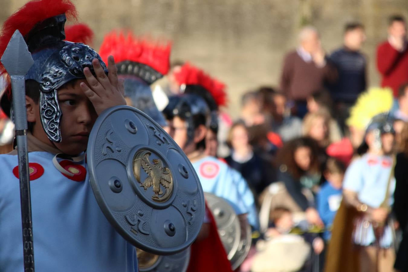 El Colegio «El Rodeo» celebró, ayer, una nueva edición de su Semana Santa infantil que, año tras año, se consolida como una de las citas imprescindibles del calendario cofrade jerezano. La iniciativa cuenta con la implicación de alumnos, padres y profesores, y muestra cómo los más pequeños comienzan a interiorizar los roles propios de quienes participan y hacen posible la Semana Santa del municipio: costaleros, capataces, nazarenos, agrupaciones musicales, mujeres ataviadas con mantilla negra, escoltas romanas, etc. La Agrupación Musical «Nuestro Padre Jesús Nazareno» y la Agrupación Musical «Maestro Sousa» de la OJE acompañaron con sus sones esta entrañable recreación.