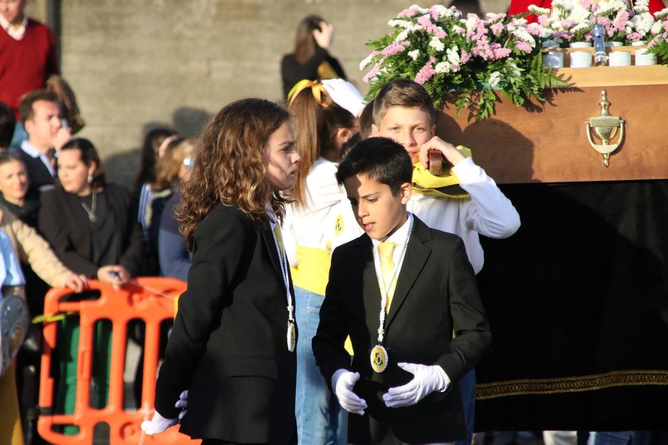 El Colegio «El Rodeo» celebró, ayer, una nueva edición de su Semana Santa infantil que, año tras año, se consolida como una de las citas imprescindibles del calendario cofrade jerezano. La iniciativa cuenta con la implicación de alumnos, padres y profesores, y muestra cómo los más pequeños comienzan a interiorizar los roles propios de quienes participan y hacen posible la Semana Santa del municipio: costaleros, capataces, nazarenos, agrupaciones musicales, mujeres ataviadas con mantilla negra, escoltas romanas, etc. La Agrupación Musical «Nuestro Padre Jesús Nazareno» y la Agrupación Musical «Maestro Sousa» de la OJE acompañaron con sus sones esta entrañable recreación.