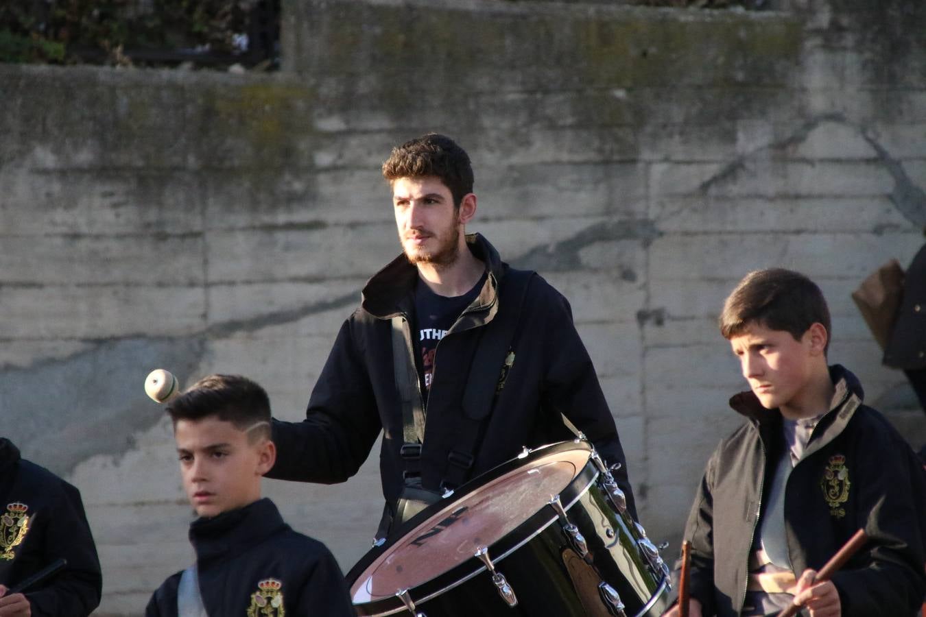 El Colegio «El Rodeo» celebró, ayer, una nueva edición de su Semana Santa infantil que, año tras año, se consolida como una de las citas imprescindibles del calendario cofrade jerezano. La iniciativa cuenta con la implicación de alumnos, padres y profesores, y muestra cómo los más pequeños comienzan a interiorizar los roles propios de quienes participan y hacen posible la Semana Santa del municipio: costaleros, capataces, nazarenos, agrupaciones musicales, mujeres ataviadas con mantilla negra, escoltas romanas, etc. La Agrupación Musical «Nuestro Padre Jesús Nazareno» y la Agrupación Musical «Maestro Sousa» de la OJE acompañaron con sus sones esta entrañable recreación.