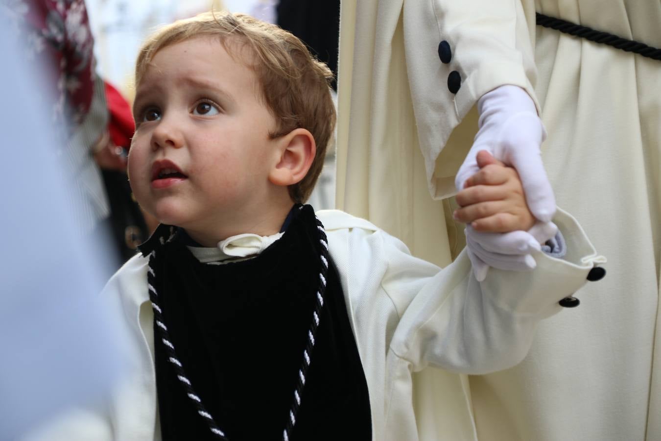 Jerez de los Caballeros vivió, ayer, sus primeros pálpitos de alegría y emoción al paso de 'La Borriquita' y 'Nuestra Señora del Rosario'. La Cofradía de 'Santo Domingo de Guzmán y Nuestra Señora del Rosario' fue la encargada de abrir los desfiles procesionales de la Semana de Pasión jerezana, convirtiéndose, así, en la primera cofradía en aunar fervor y devoción por las calles del municipio.