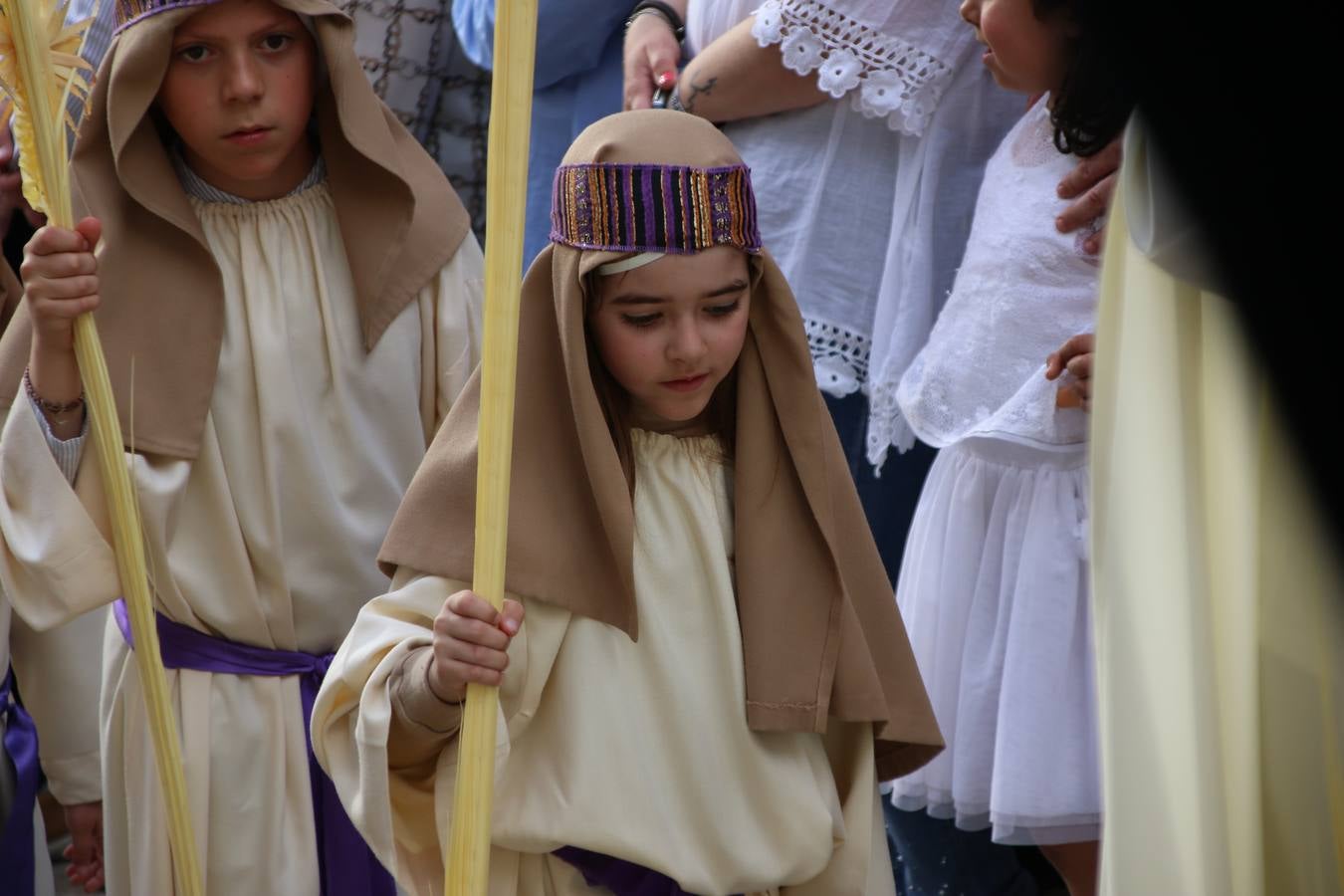 Jerez de los Caballeros vivió, ayer, sus primeros pálpitos de alegría y emoción al paso de 'La Borriquita' y 'Nuestra Señora del Rosario'. La Cofradía de 'Santo Domingo de Guzmán y Nuestra Señora del Rosario' fue la encargada de abrir los desfiles procesionales de la Semana de Pasión jerezana, convirtiéndose, así, en la primera cofradía en aunar fervor y devoción por las calles del municipio.