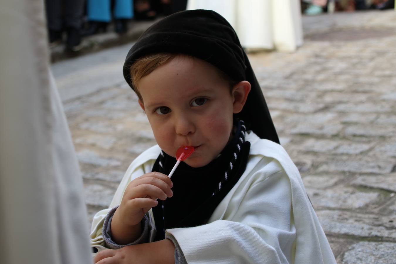 Jerez de los Caballeros vivió, ayer, sus primeros pálpitos de alegría y emoción al paso de 'La Borriquita' y 'Nuestra Señora del Rosario'. La Cofradía de 'Santo Domingo de Guzmán y Nuestra Señora del Rosario' fue la encargada de abrir los desfiles procesionales de la Semana de Pasión jerezana, convirtiéndose, así, en la primera cofradía en aunar fervor y devoción por las calles del municipio.