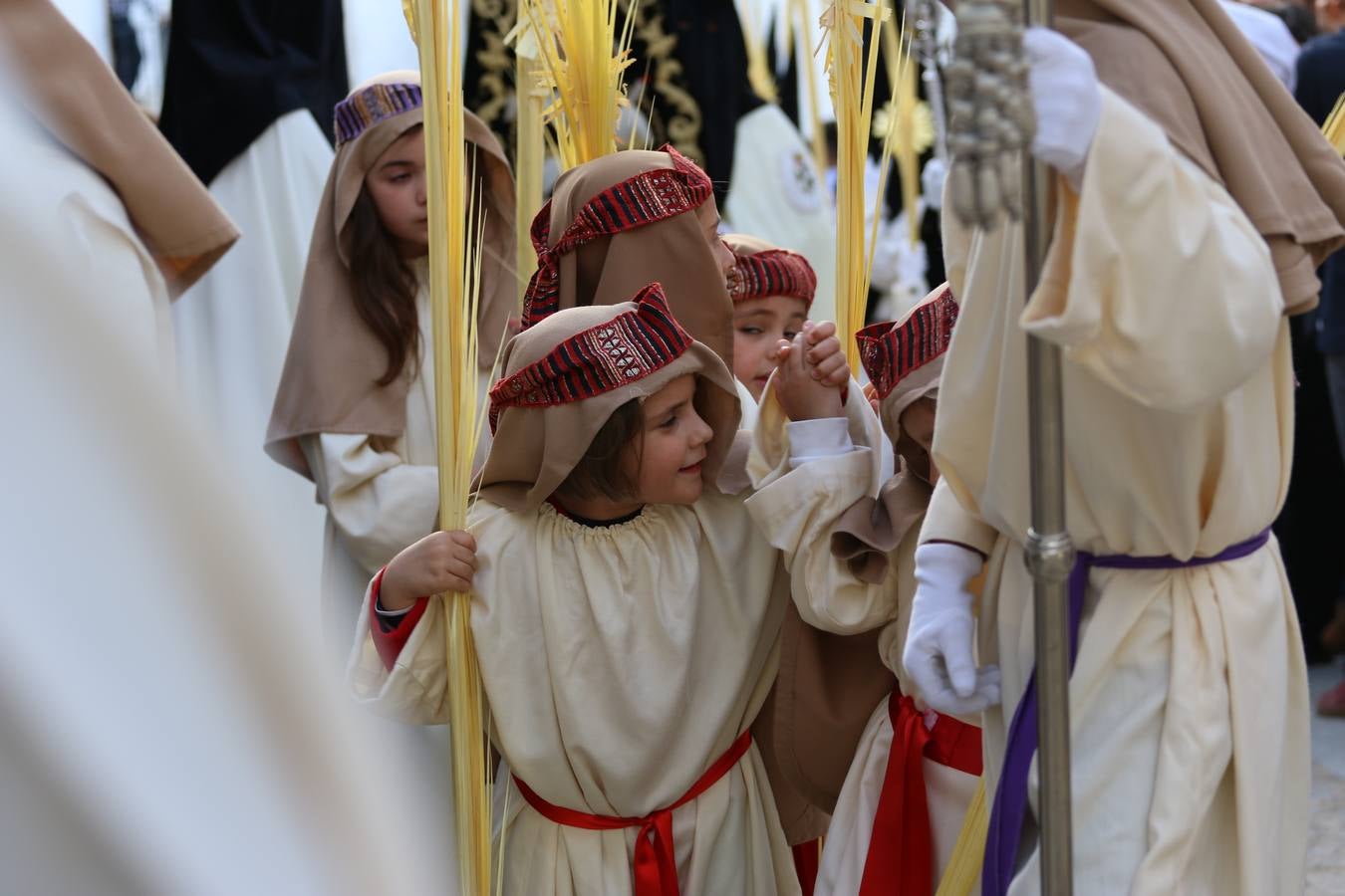 Jerez de los Caballeros vivió, ayer, sus primeros pálpitos de alegría y emoción al paso de 'La Borriquita' y 'Nuestra Señora del Rosario'. La Cofradía de 'Santo Domingo de Guzmán y Nuestra Señora del Rosario' fue la encargada de abrir los desfiles procesionales de la Semana de Pasión jerezana, convirtiéndose, así, en la primera cofradía en aunar fervor y devoción por las calles del municipio.