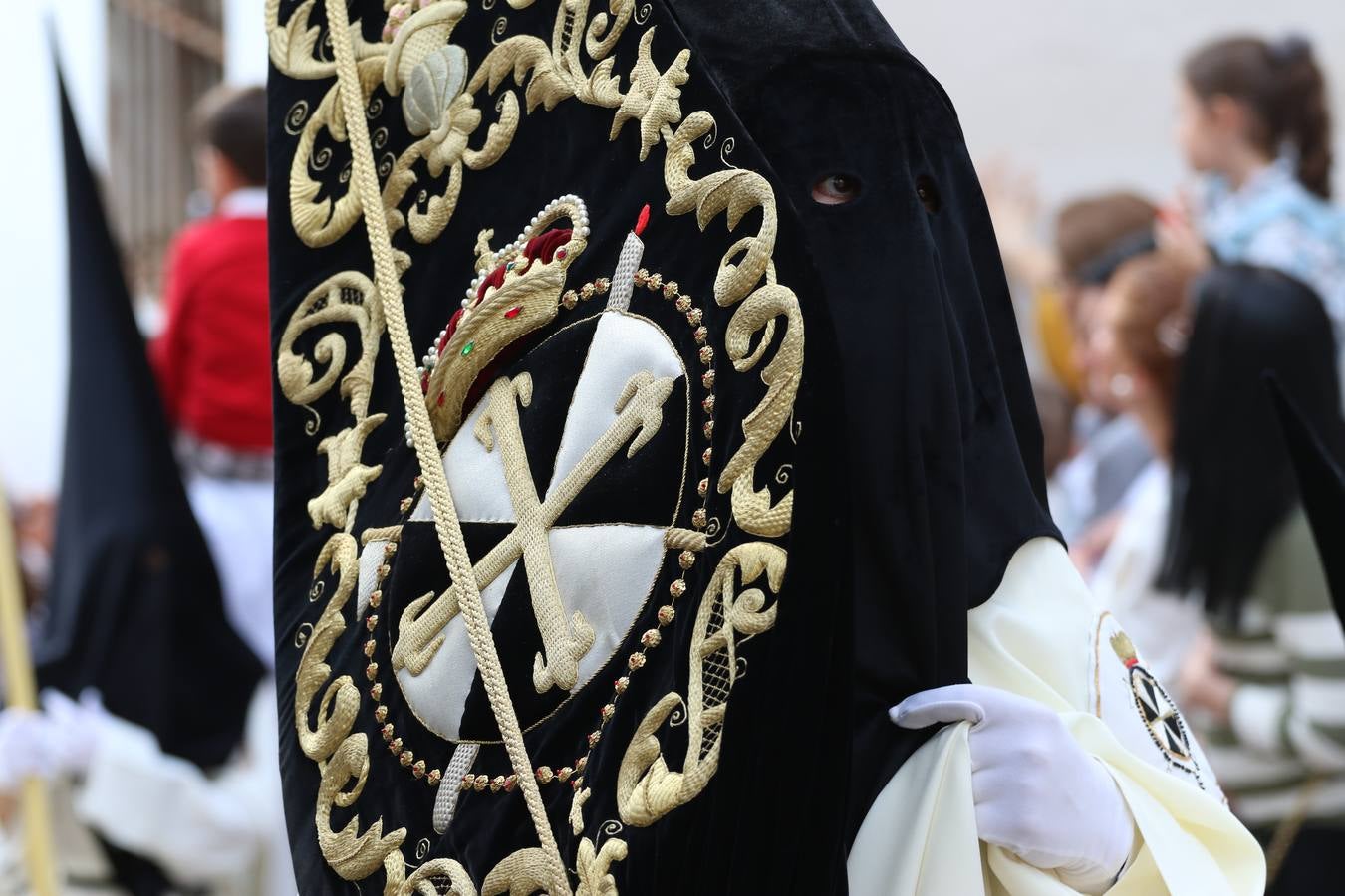 Jerez de los Caballeros vivió, ayer, sus primeros pálpitos de alegría y emoción al paso de 'La Borriquita' y 'Nuestra Señora del Rosario'. La Cofradía de 'Santo Domingo de Guzmán y Nuestra Señora del Rosario' fue la encargada de abrir los desfiles procesionales de la Semana de Pasión jerezana, convirtiéndose, así, en la primera cofradía en aunar fervor y devoción por las calles del municipio.