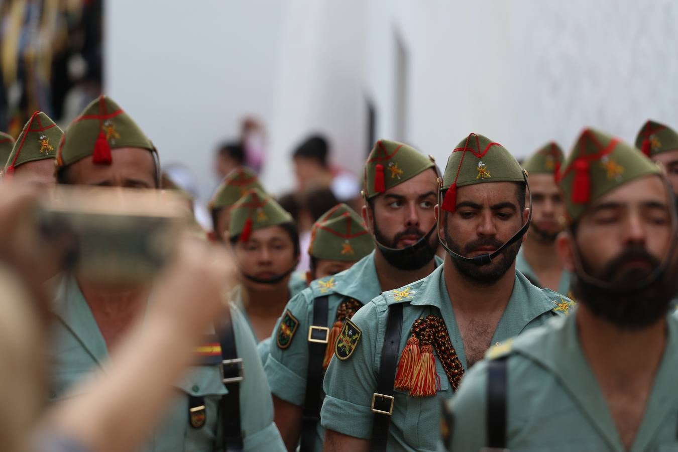 Jerez de los Caballeros vivió, ayer, sus primeros pálpitos de alegría y emoción al paso de 'La Borriquita' y 'Nuestra Señora del Rosario'. La Cofradía de 'Santo Domingo de Guzmán y Nuestra Señora del Rosario' fue la encargada de abrir los desfiles procesionales de la Semana de Pasión jerezana, convirtiéndose, así, en la primera cofradía en aunar fervor y devoción por las calles del municipio.