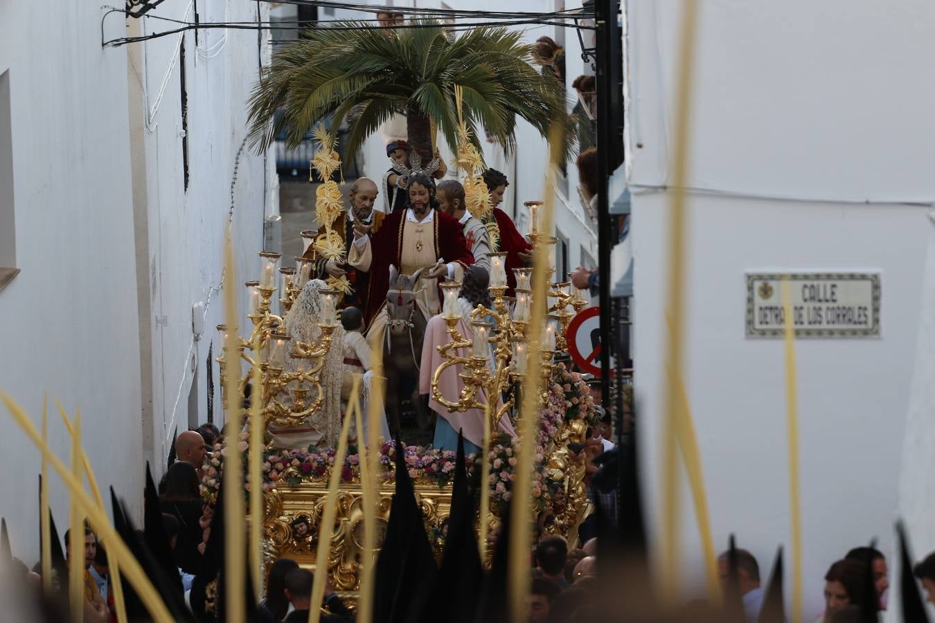 Jerez de los Caballeros vivió, ayer, sus primeros pálpitos de alegría y emoción al paso de 'La Borriquita' y 'Nuestra Señora del Rosario'. La Cofradía de 'Santo Domingo de Guzmán y Nuestra Señora del Rosario' fue la encargada de abrir los desfiles procesionales de la Semana de Pasión jerezana, convirtiéndose, así, en la primera cofradía en aunar fervor y devoción por las calles del municipio.