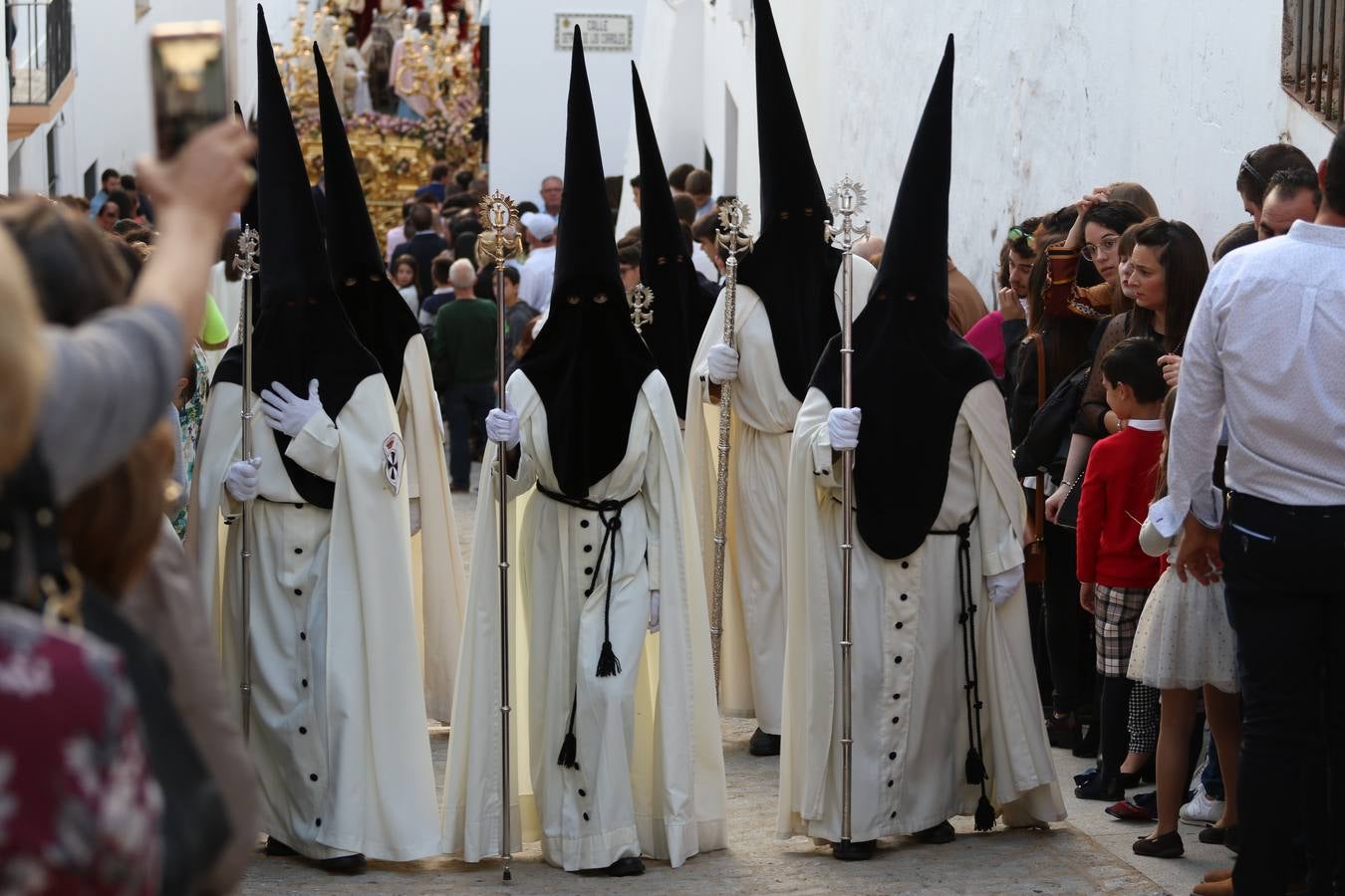 Jerez de los Caballeros vivió, ayer, sus primeros pálpitos de alegría y emoción al paso de 'La Borriquita' y 'Nuestra Señora del Rosario'. La Cofradía de 'Santo Domingo de Guzmán y Nuestra Señora del Rosario' fue la encargada de abrir los desfiles procesionales de la Semana de Pasión jerezana, convirtiéndose, así, en la primera cofradía en aunar fervor y devoción por las calles del municipio.