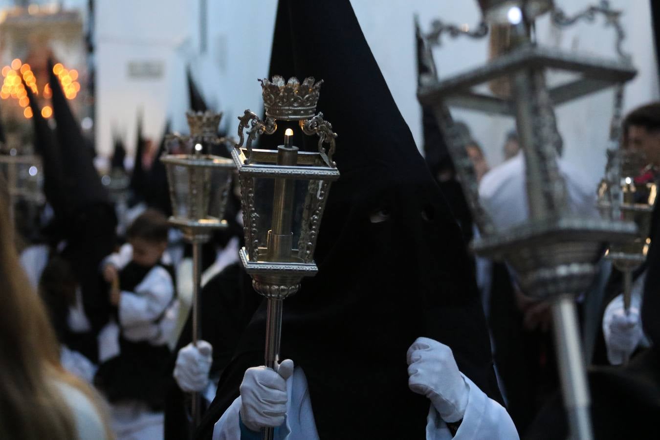 Jerez de los Caballeros vivió, ayer, sus primeros pálpitos de alegría y emoción al paso de 'La Borriquita' y 'Nuestra Señora del Rosario'. La Cofradía de 'Santo Domingo de Guzmán y Nuestra Señora del Rosario' fue la encargada de abrir los desfiles procesionales de la Semana de Pasión jerezana, convirtiéndose, así, en la primera cofradía en aunar fervor y devoción por las calles del municipio.
