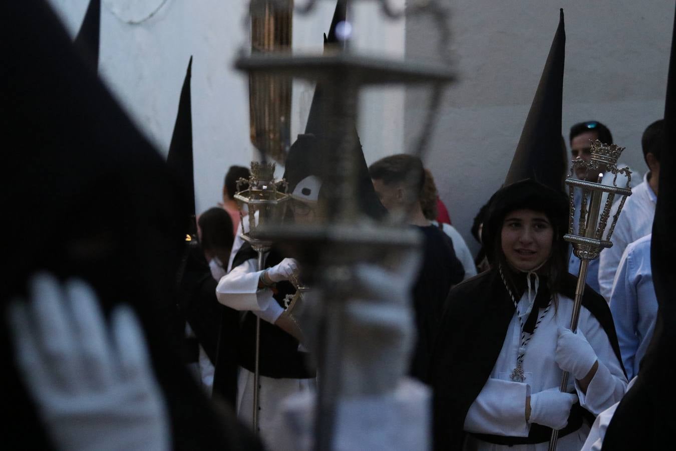 Jerez de los Caballeros vivió, ayer, sus primeros pálpitos de alegría y emoción al paso de 'La Borriquita' y 'Nuestra Señora del Rosario'. La Cofradía de 'Santo Domingo de Guzmán y Nuestra Señora del Rosario' fue la encargada de abrir los desfiles procesionales de la Semana de Pasión jerezana, convirtiéndose, así, en la primera cofradía en aunar fervor y devoción por las calles del municipio.