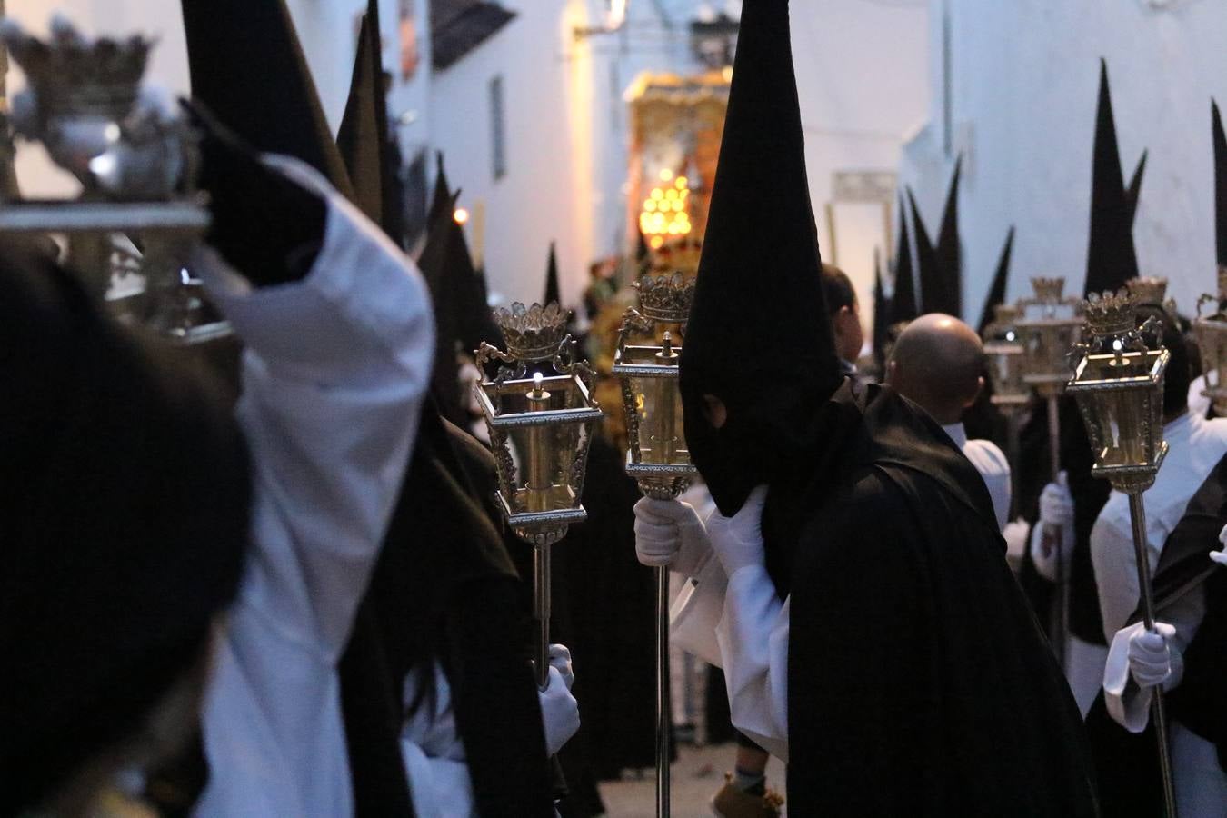 Jerez de los Caballeros vivió, ayer, sus primeros pálpitos de alegría y emoción al paso de 'La Borriquita' y 'Nuestra Señora del Rosario'. La Cofradía de 'Santo Domingo de Guzmán y Nuestra Señora del Rosario' fue la encargada de abrir los desfiles procesionales de la Semana de Pasión jerezana, convirtiéndose, así, en la primera cofradía en aunar fervor y devoción por las calles del municipio.