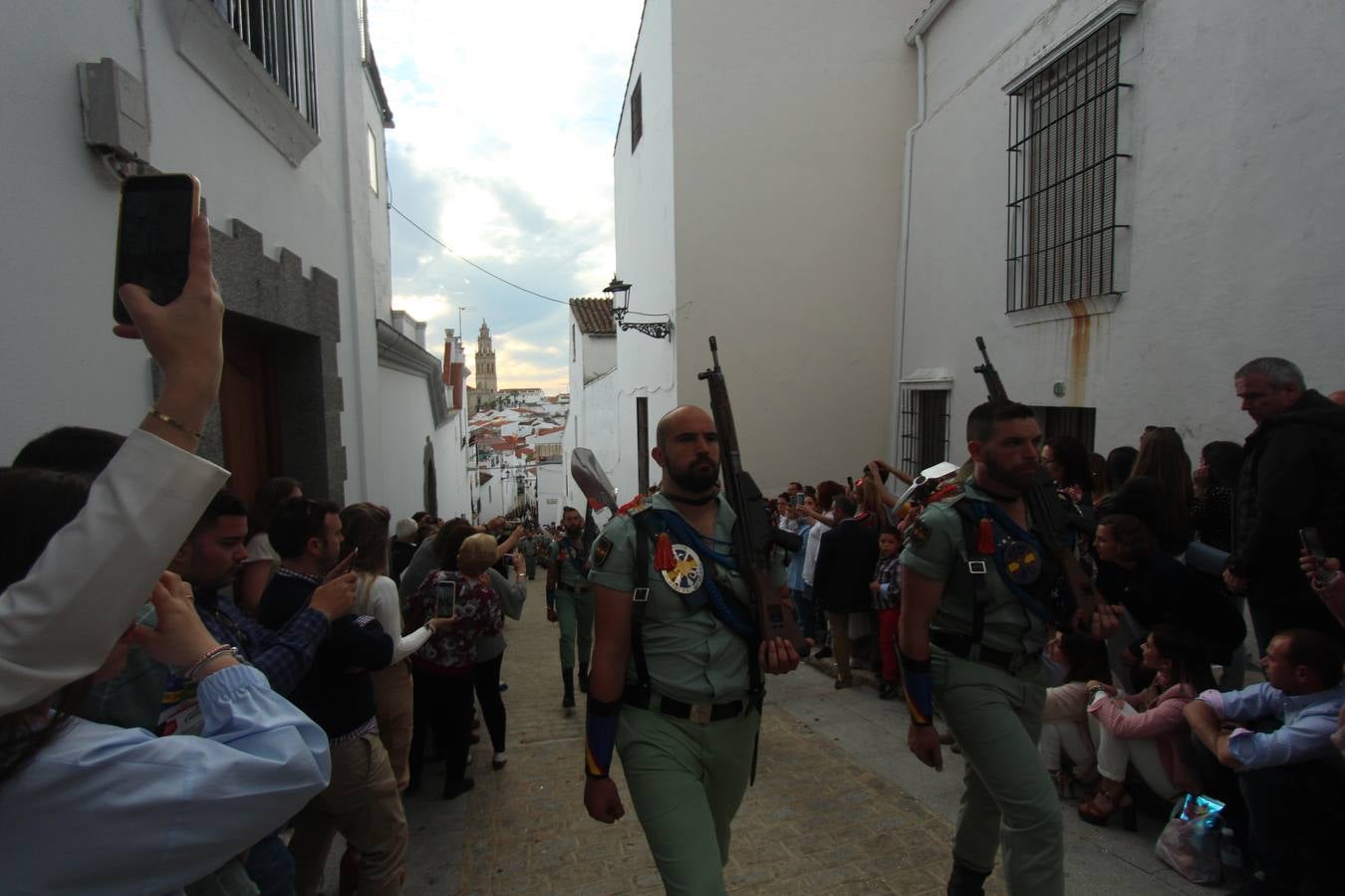 Jerez de los Caballeros vivió, ayer, sus primeros pálpitos de alegría y emoción al paso de 'La Borriquita' y 'Nuestra Señora del Rosario'. La Cofradía de 'Santo Domingo de Guzmán y Nuestra Señora del Rosario' fue la encargada de abrir los desfiles procesionales de la Semana de Pasión jerezana, convirtiéndose, así, en la primera cofradía en aunar fervor y devoción por las calles del municipio.