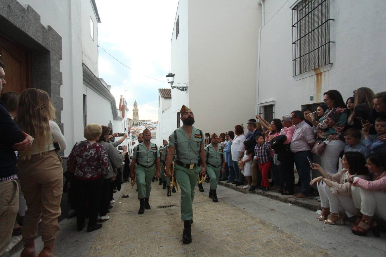 Jerez de los Caballeros vivió, ayer, sus primeros pálpitos de alegría y emoción al paso de 'La Borriquita' y 'Nuestra Señora del Rosario'. La Cofradía de 'Santo Domingo de Guzmán y Nuestra Señora del Rosario' fue la encargada de abrir los desfiles procesionales de la Semana de Pasión jerezana, convirtiéndose, así, en la primera cofradía en aunar fervor y devoción por las calles del municipio.