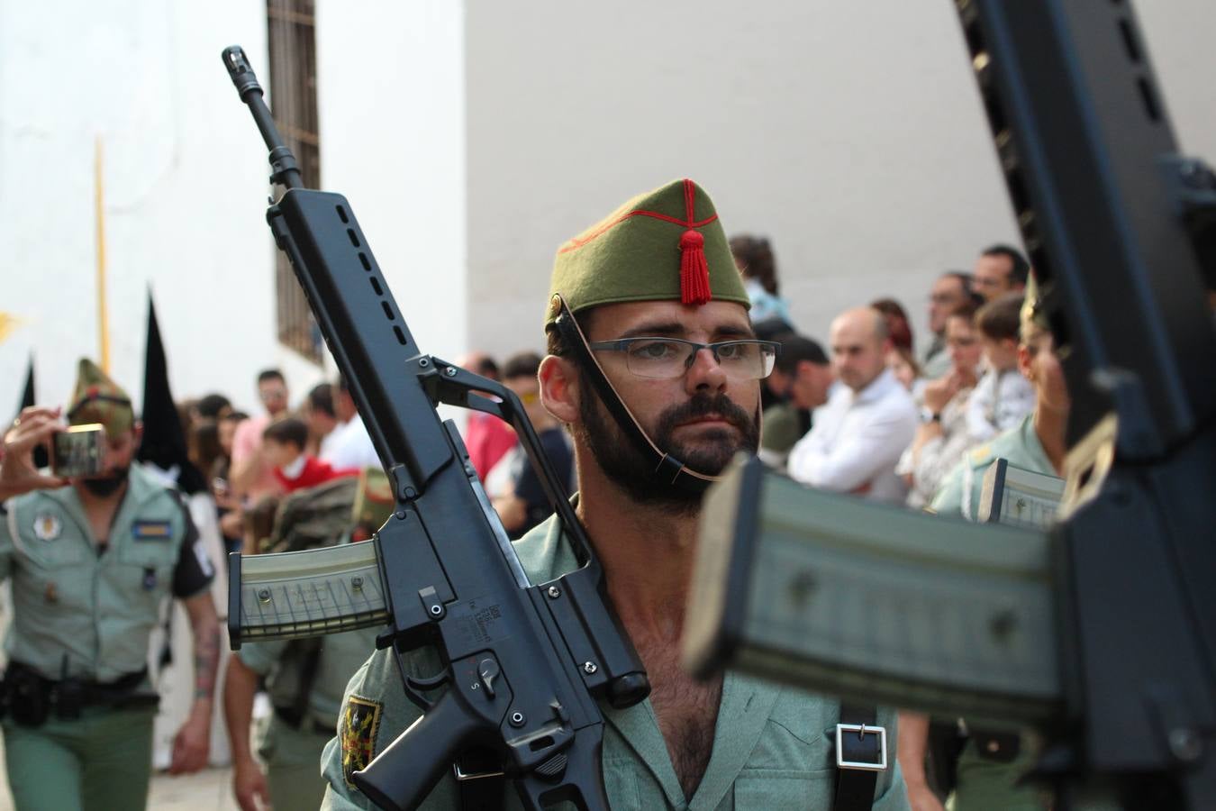 Jerez de los Caballeros vivió, ayer, sus primeros pálpitos de alegría y emoción al paso de 'La Borriquita' y 'Nuestra Señora del Rosario'. La Cofradía de 'Santo Domingo de Guzmán y Nuestra Señora del Rosario' fue la encargada de abrir los desfiles procesionales de la Semana de Pasión jerezana, convirtiéndose, así, en la primera cofradía en aunar fervor y devoción por las calles del municipio.