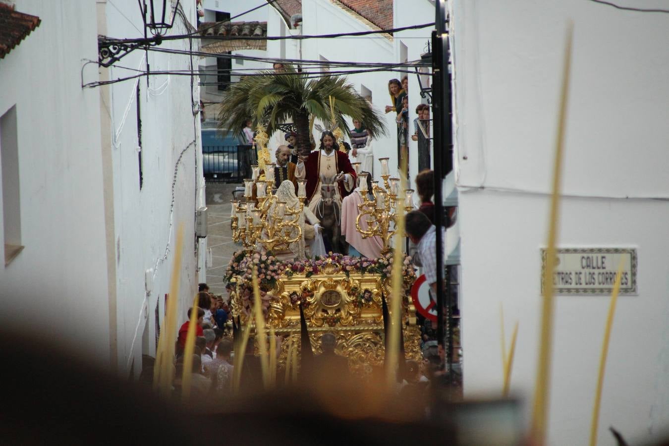 Jerez de los Caballeros vivió, ayer, sus primeros pálpitos de alegría y emoción al paso de 'La Borriquita' y 'Nuestra Señora del Rosario'. La Cofradía de 'Santo Domingo de Guzmán y Nuestra Señora del Rosario' fue la encargada de abrir los desfiles procesionales de la Semana de Pasión jerezana, convirtiéndose, así, en la primera cofradía en aunar fervor y devoción por las calles del municipio.