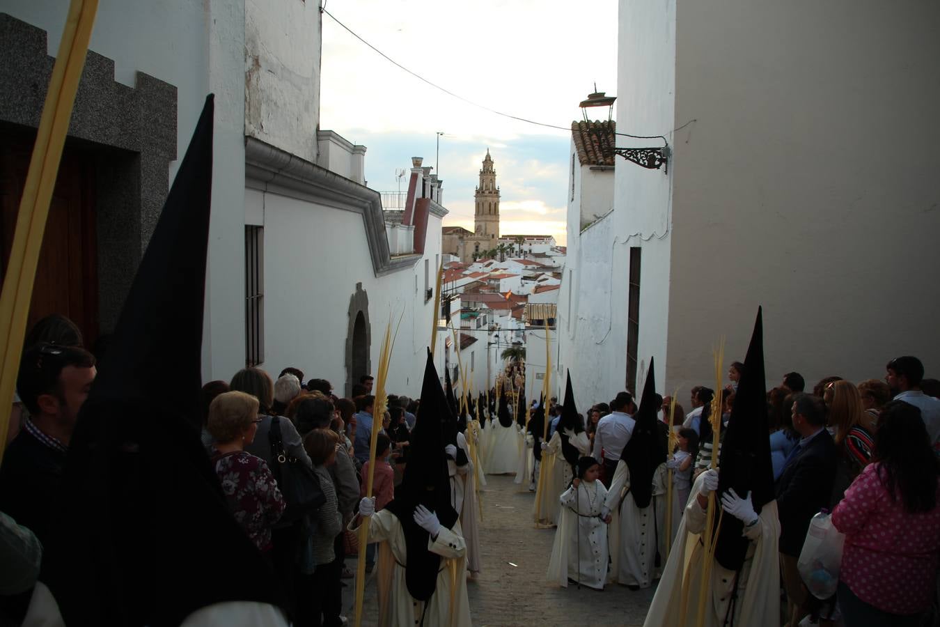 Jerez de los Caballeros vivió, ayer, sus primeros pálpitos de alegría y emoción al paso de 'La Borriquita' y 'Nuestra Señora del Rosario'. La Cofradía de 'Santo Domingo de Guzmán y Nuestra Señora del Rosario' fue la encargada de abrir los desfiles procesionales de la Semana de Pasión jerezana, convirtiéndose, así, en la primera cofradía en aunar fervor y devoción por las calles del municipio.