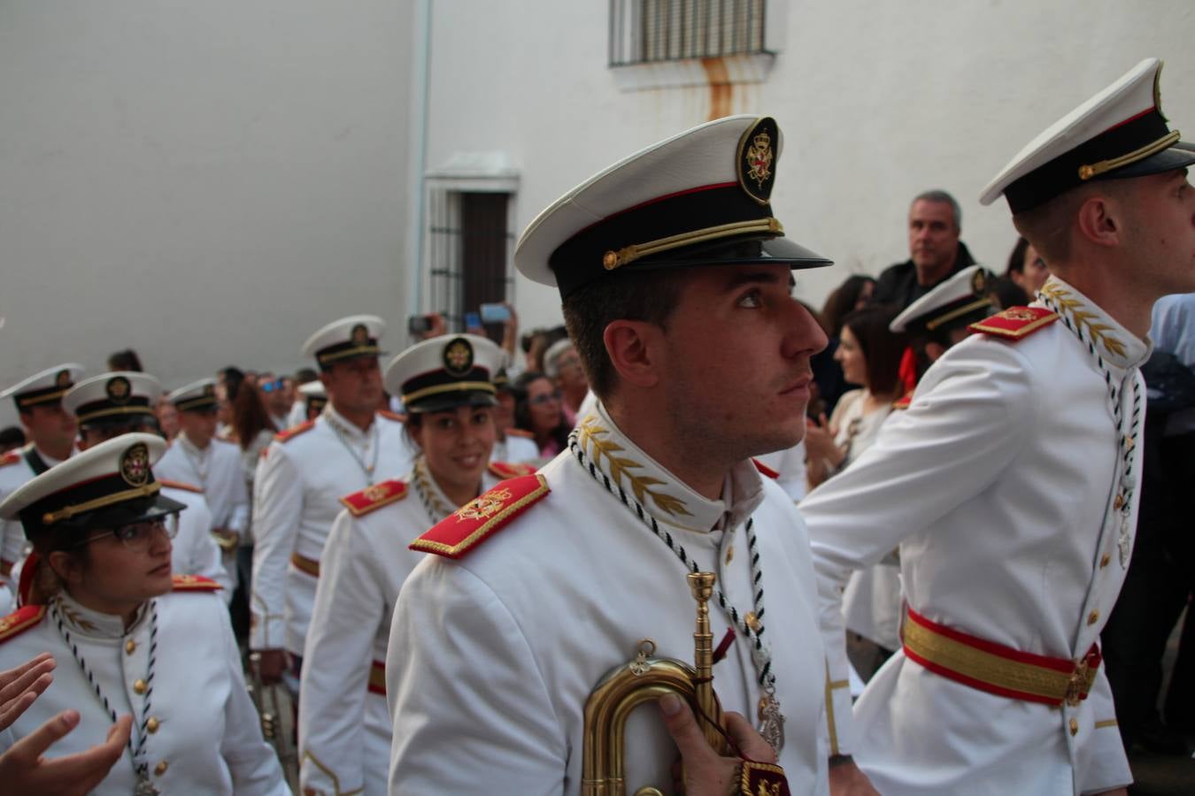 Jerez de los Caballeros vivió, ayer, sus primeros pálpitos de alegría y emoción al paso de 'La Borriquita' y 'Nuestra Señora del Rosario'. La Cofradía de 'Santo Domingo de Guzmán y Nuestra Señora del Rosario' fue la encargada de abrir los desfiles procesionales de la Semana de Pasión jerezana, convirtiéndose, así, en la primera cofradía en aunar fervor y devoción por las calles del municipio.