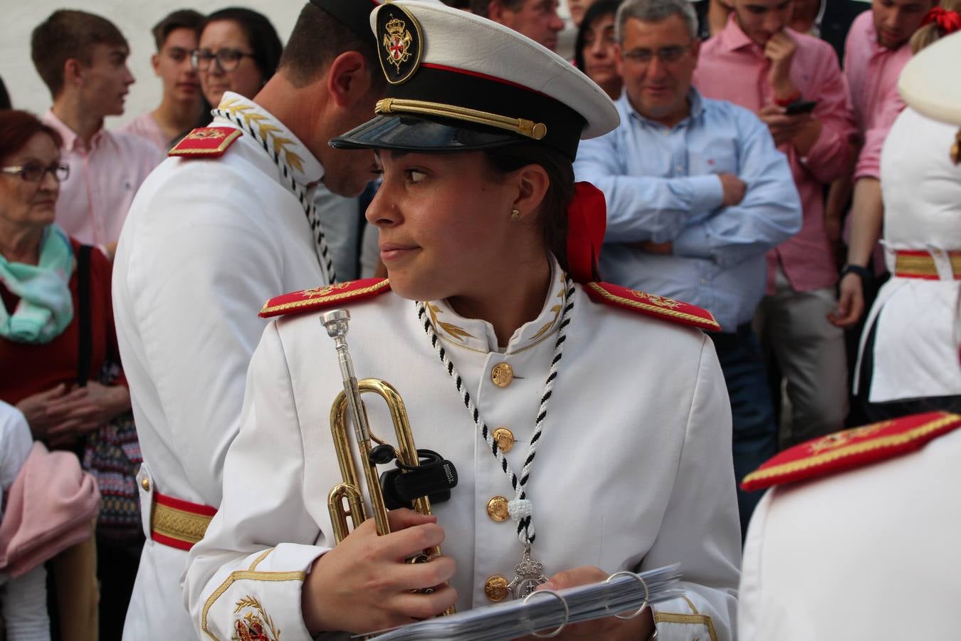 Jerez de los Caballeros vivió, ayer, sus primeros pálpitos de alegría y emoción al paso de 'La Borriquita' y 'Nuestra Señora del Rosario'. La Cofradía de 'Santo Domingo de Guzmán y Nuestra Señora del Rosario' fue la encargada de abrir los desfiles procesionales de la Semana de Pasión jerezana, convirtiéndose, así, en la primera cofradía en aunar fervor y devoción por las calles del municipio.