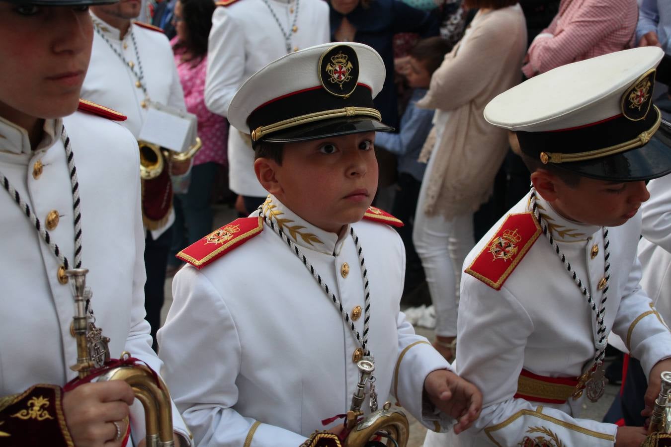 Jerez de los Caballeros vivió, ayer, sus primeros pálpitos de alegría y emoción al paso de 'La Borriquita' y 'Nuestra Señora del Rosario'. La Cofradía de 'Santo Domingo de Guzmán y Nuestra Señora del Rosario' fue la encargada de abrir los desfiles procesionales de la Semana de Pasión jerezana, convirtiéndose, así, en la primera cofradía en aunar fervor y devoción por las calles del municipio.