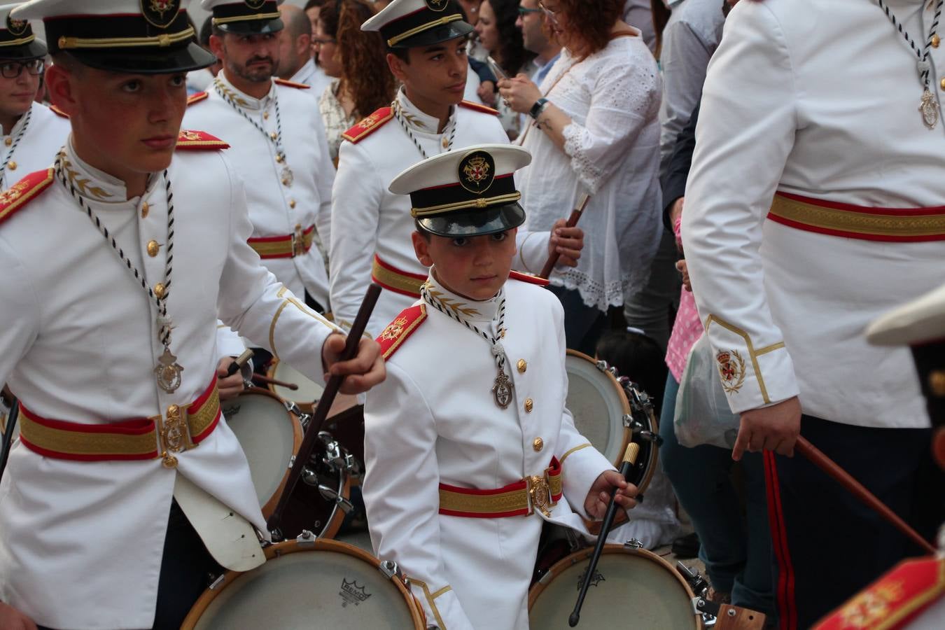 Jerez de los Caballeros vivió, ayer, sus primeros pálpitos de alegría y emoción al paso de 'La Borriquita' y 'Nuestra Señora del Rosario'. La Cofradía de 'Santo Domingo de Guzmán y Nuestra Señora del Rosario' fue la encargada de abrir los desfiles procesionales de la Semana de Pasión jerezana, convirtiéndose, así, en la primera cofradía en aunar fervor y devoción por las calles del municipio.