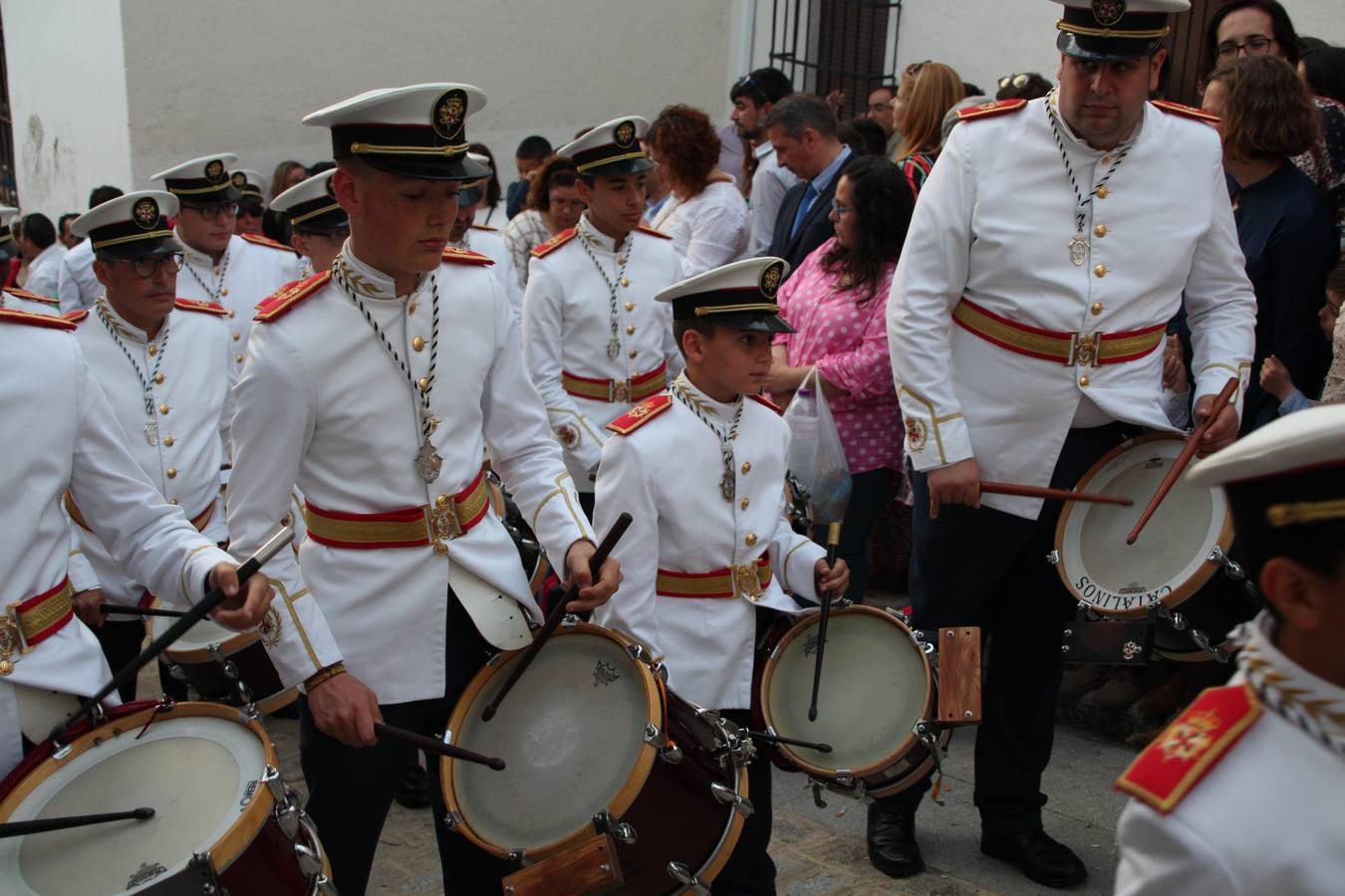 Jerez de los Caballeros vivió, ayer, sus primeros pálpitos de alegría y emoción al paso de 'La Borriquita' y 'Nuestra Señora del Rosario'. La Cofradía de 'Santo Domingo de Guzmán y Nuestra Señora del Rosario' fue la encargada de abrir los desfiles procesionales de la Semana de Pasión jerezana, convirtiéndose, así, en la primera cofradía en aunar fervor y devoción por las calles del municipio.