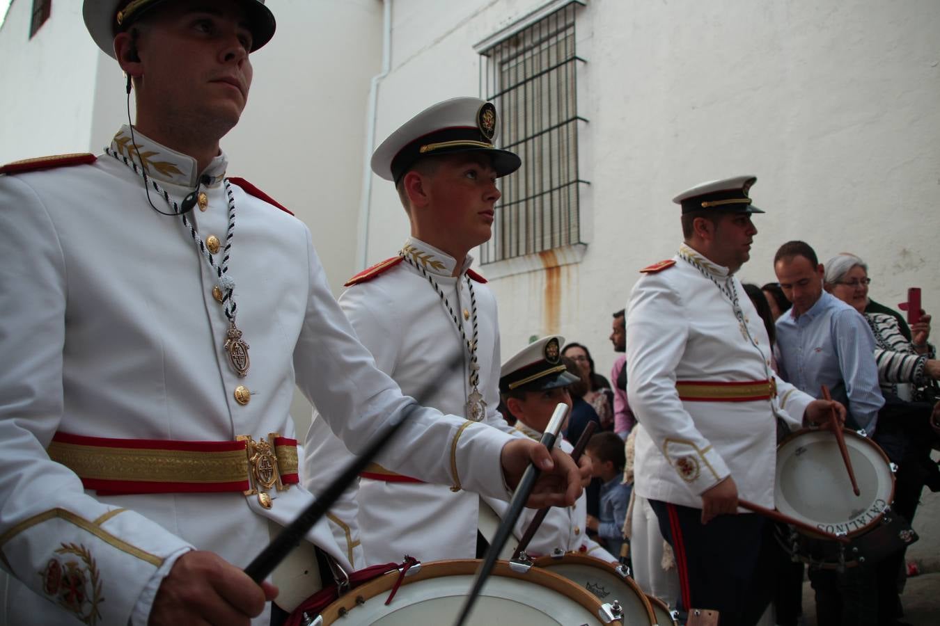 Jerez de los Caballeros vivió, ayer, sus primeros pálpitos de alegría y emoción al paso de 'La Borriquita' y 'Nuestra Señora del Rosario'. La Cofradía de 'Santo Domingo de Guzmán y Nuestra Señora del Rosario' fue la encargada de abrir los desfiles procesionales de la Semana de Pasión jerezana, convirtiéndose, así, en la primera cofradía en aunar fervor y devoción por las calles del municipio.