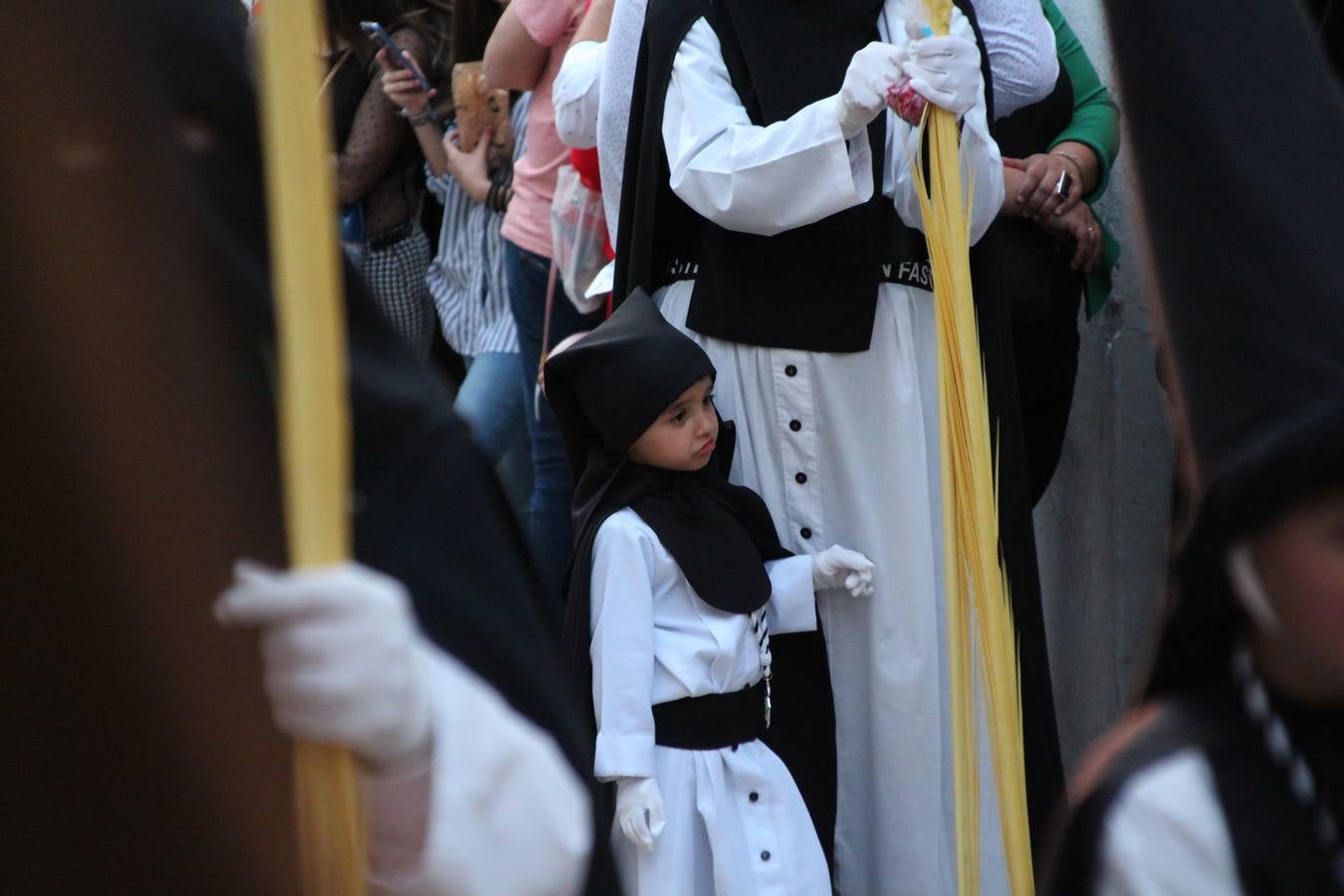 Jerez de los Caballeros vivió, ayer, sus primeros pálpitos de alegría y emoción al paso de 'La Borriquita' y 'Nuestra Señora del Rosario'. La Cofradía de 'Santo Domingo de Guzmán y Nuestra Señora del Rosario' fue la encargada de abrir los desfiles procesionales de la Semana de Pasión jerezana, convirtiéndose, así, en la primera cofradía en aunar fervor y devoción por las calles del municipio.