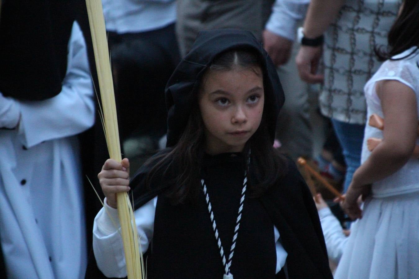 Jerez de los Caballeros vivió, ayer, sus primeros pálpitos de alegría y emoción al paso de 'La Borriquita' y 'Nuestra Señora del Rosario'. La Cofradía de 'Santo Domingo de Guzmán y Nuestra Señora del Rosario' fue la encargada de abrir los desfiles procesionales de la Semana de Pasión jerezana, convirtiéndose, así, en la primera cofradía en aunar fervor y devoción por las calles del municipio.