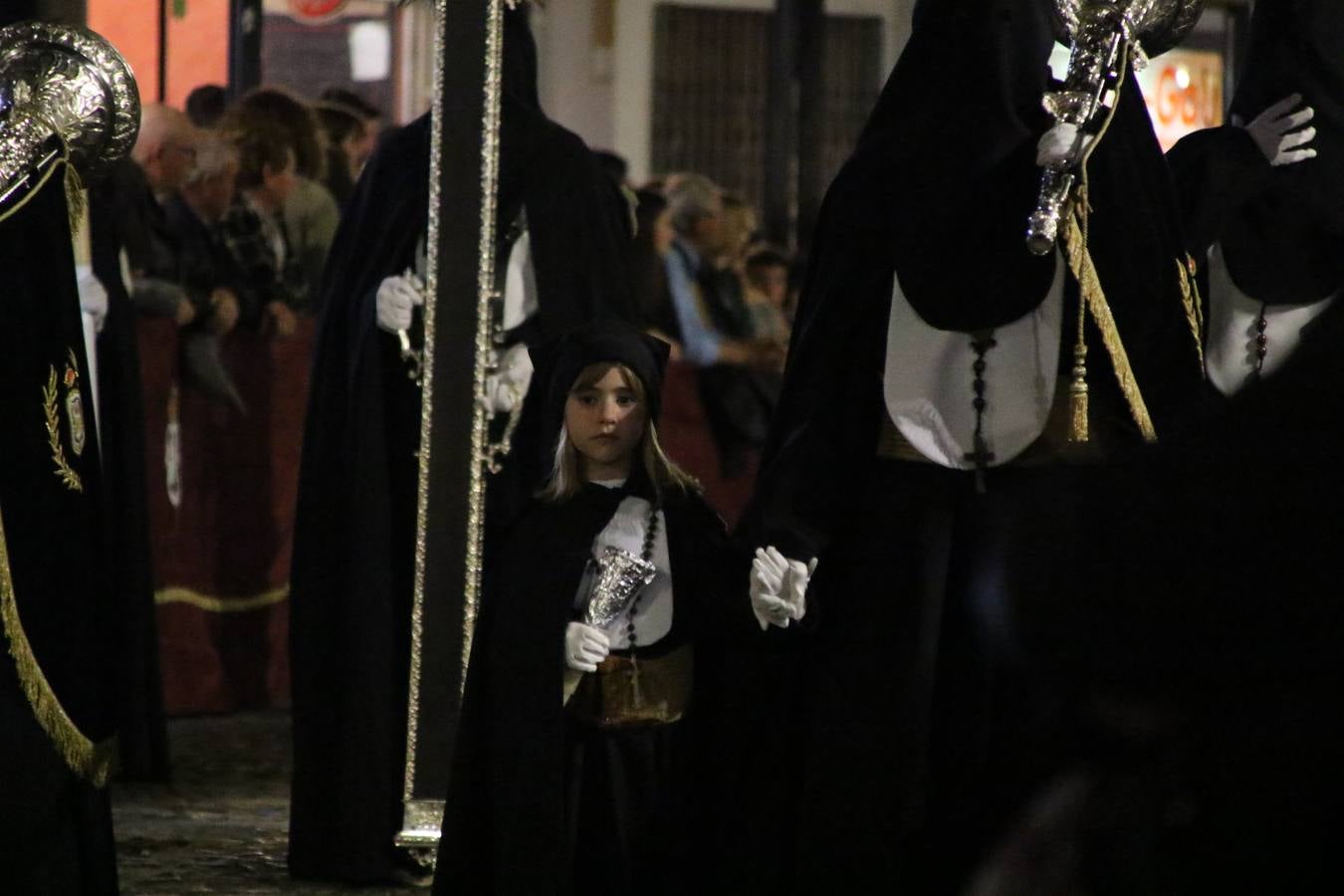 Siguiendo la tradición y al aviso de tres toques, la puerta del Perdón de la Iglesia de San Miguel Arcángel se abrió, ayer, para que la Antigua y Pontificia Cofradía de Nuestra Señora del Rosario y Jesús Orando en el Huerto realizase su desfile procesional. Un Martes Santo más en el que el silencio, el recogimiento y la austeridad recalan en las calles de Jerez de los Caballeros ante las imágenes de 'Jesús orando en el Huerto' y 'Nuestra Señora del Silencio'. Un silencio roto por la voz de los capataces, el andar de los costaleros, las marchas de la Asociación Musical del municipio y, este año, de manera especial, por la voz del tenor extremeño Juan Ledesma. Ledesma cantó a la Virgen del Silencio ante el Arco de Burgos, con el acompañamiento de la citada Asociación Musical.