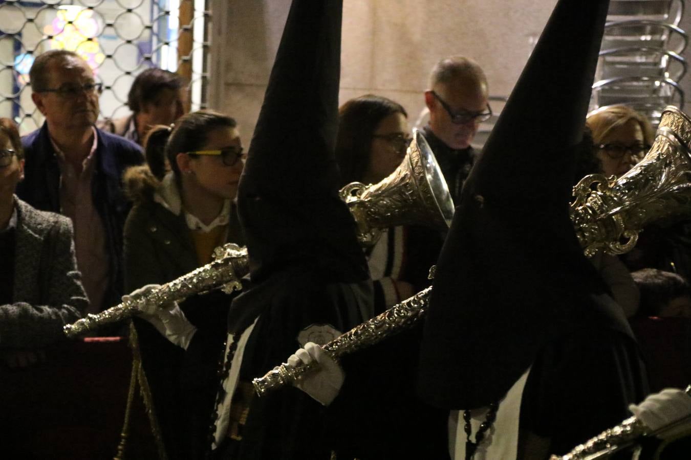 Siguiendo la tradición y al aviso de tres toques, la puerta del Perdón de la Iglesia de San Miguel Arcángel se abrió, ayer, para que la Antigua y Pontificia Cofradía de Nuestra Señora del Rosario y Jesús Orando en el Huerto realizase su desfile procesional. Un Martes Santo más en el que el silencio, el recogimiento y la austeridad recalan en las calles de Jerez de los Caballeros ante las imágenes de 'Jesús orando en el Huerto' y 'Nuestra Señora del Silencio'. Un silencio roto por la voz de los capataces, el andar de los costaleros, las marchas de la Asociación Musical del municipio y, este año, de manera especial, por la voz del tenor extremeño Juan Ledesma. Ledesma cantó a la Virgen del Silencio ante el Arco de Burgos, con el acompañamiento de la citada Asociación Musical.