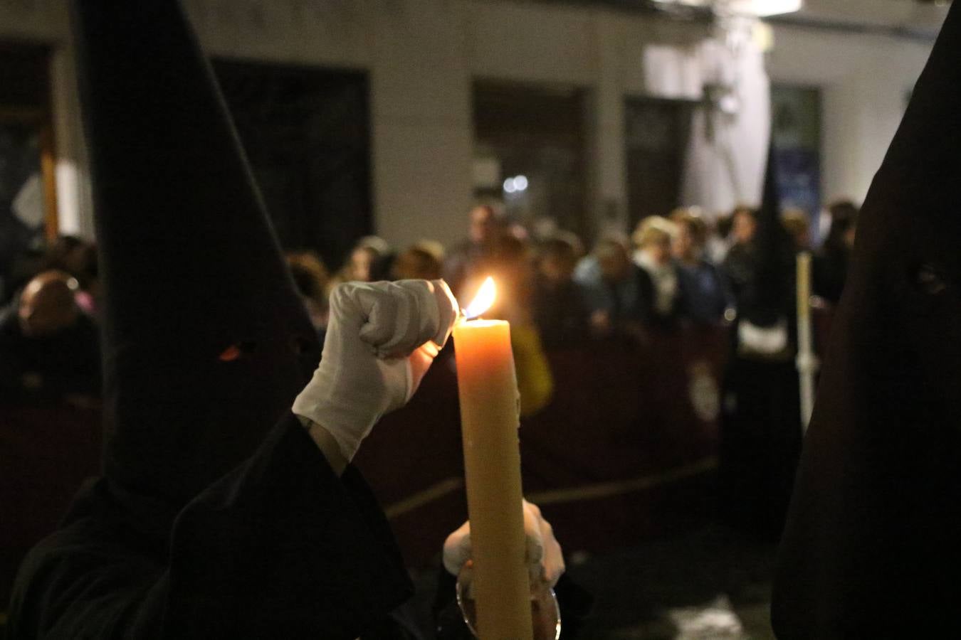 Siguiendo la tradición y al aviso de tres toques, la puerta del Perdón de la Iglesia de San Miguel Arcángel se abrió, ayer, para que la Antigua y Pontificia Cofradía de Nuestra Señora del Rosario y Jesús Orando en el Huerto realizase su desfile procesional. Un Martes Santo más en el que el silencio, el recogimiento y la austeridad recalan en las calles de Jerez de los Caballeros ante las imágenes de 'Jesús orando en el Huerto' y 'Nuestra Señora del Silencio'. Un silencio roto por la voz de los capataces, el andar de los costaleros, las marchas de la Asociación Musical del municipio y, este año, de manera especial, por la voz del tenor extremeño Juan Ledesma. Ledesma cantó a la Virgen del Silencio ante el Arco de Burgos, con el acompañamiento de la citada Asociación Musical.