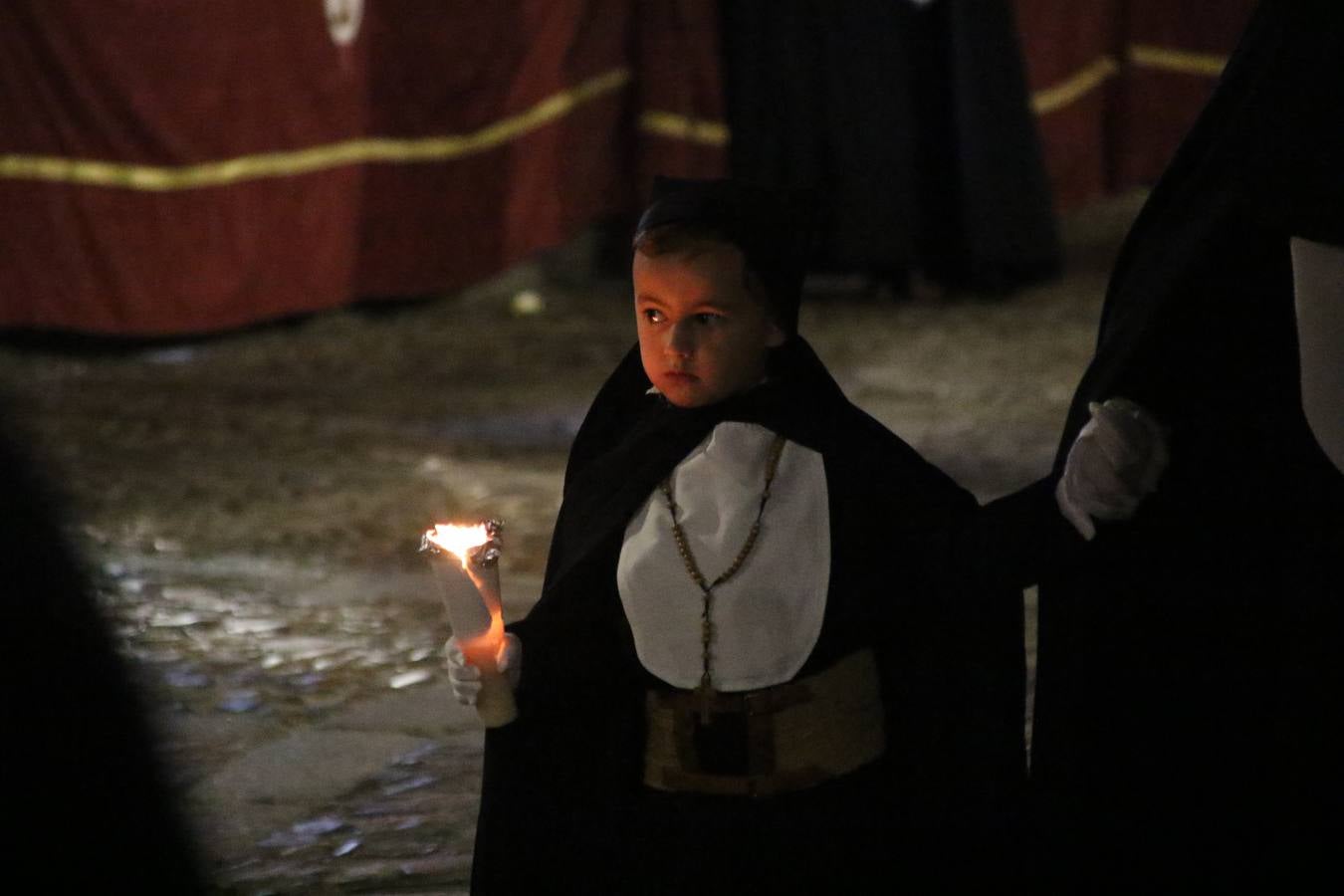 Siguiendo la tradición y al aviso de tres toques, la puerta del Perdón de la Iglesia de San Miguel Arcángel se abrió, ayer, para que la Antigua y Pontificia Cofradía de Nuestra Señora del Rosario y Jesús Orando en el Huerto realizase su desfile procesional. Un Martes Santo más en el que el silencio, el recogimiento y la austeridad recalan en las calles de Jerez de los Caballeros ante las imágenes de 'Jesús orando en el Huerto' y 'Nuestra Señora del Silencio'. Un silencio roto por la voz de los capataces, el andar de los costaleros, las marchas de la Asociación Musical del municipio y, este año, de manera especial, por la voz del tenor extremeño Juan Ledesma. Ledesma cantó a la Virgen del Silencio ante el Arco de Burgos, con el acompañamiento de la citada Asociación Musical.