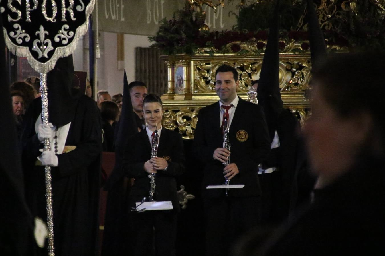 Siguiendo la tradición y al aviso de tres toques, la puerta del Perdón de la Iglesia de San Miguel Arcángel se abrió, ayer, para que la Antigua y Pontificia Cofradía de Nuestra Señora del Rosario y Jesús Orando en el Huerto realizase su desfile procesional. Un Martes Santo más en el que el silencio, el recogimiento y la austeridad recalan en las calles de Jerez de los Caballeros ante las imágenes de 'Jesús orando en el Huerto' y 'Nuestra Señora del Silencio'. Un silencio roto por la voz de los capataces, el andar de los costaleros, las marchas de la Asociación Musical del municipio y, este año, de manera especial, por la voz del tenor extremeño Juan Ledesma. Ledesma cantó a la Virgen del Silencio ante el Arco de Burgos, con el acompañamiento de la citada Asociación Musical.