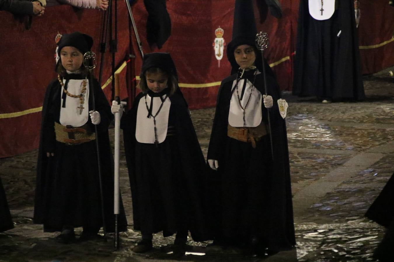 Siguiendo la tradición y al aviso de tres toques, la puerta del Perdón de la Iglesia de San Miguel Arcángel se abrió, ayer, para que la Antigua y Pontificia Cofradía de Nuestra Señora del Rosario y Jesús Orando en el Huerto realizase su desfile procesional. Un Martes Santo más en el que el silencio, el recogimiento y la austeridad recalan en las calles de Jerez de los Caballeros ante las imágenes de 'Jesús orando en el Huerto' y 'Nuestra Señora del Silencio'. Un silencio roto por la voz de los capataces, el andar de los costaleros, las marchas de la Asociación Musical del municipio y, este año, de manera especial, por la voz del tenor extremeño Juan Ledesma. Ledesma cantó a la Virgen del Silencio ante el Arco de Burgos, con el acompañamiento de la citada Asociación Musical.