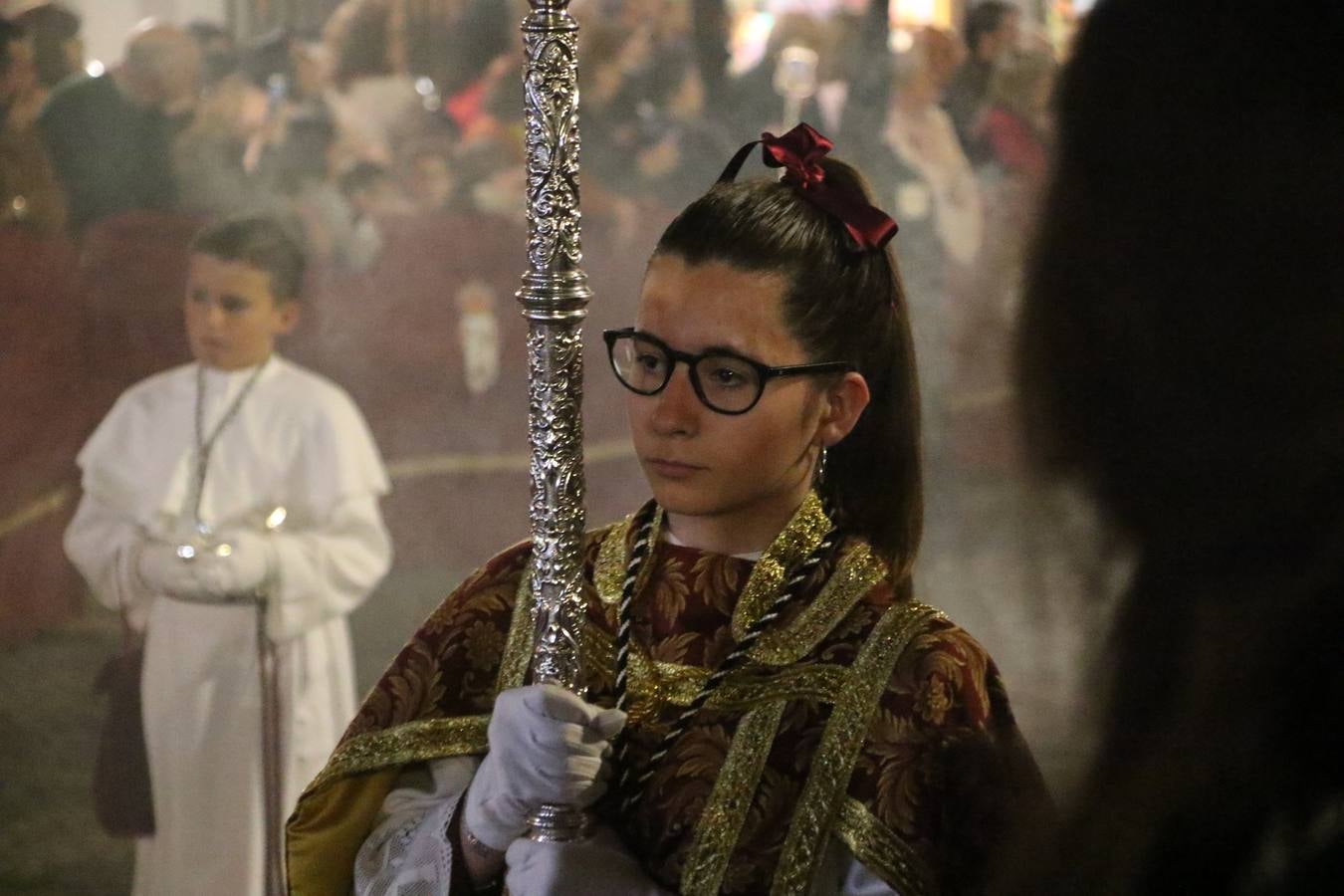 Siguiendo la tradición y al aviso de tres toques, la puerta del Perdón de la Iglesia de San Miguel Arcángel se abrió, ayer, para que la Antigua y Pontificia Cofradía de Nuestra Señora del Rosario y Jesús Orando en el Huerto realizase su desfile procesional. Un Martes Santo más en el que el silencio, el recogimiento y la austeridad recalan en las calles de Jerez de los Caballeros ante las imágenes de 'Jesús orando en el Huerto' y 'Nuestra Señora del Silencio'. Un silencio roto por la voz de los capataces, el andar de los costaleros, las marchas de la Asociación Musical del municipio y, este año, de manera especial, por la voz del tenor extremeño Juan Ledesma. Ledesma cantó a la Virgen del Silencio ante el Arco de Burgos, con el acompañamiento de la citada Asociación Musical.