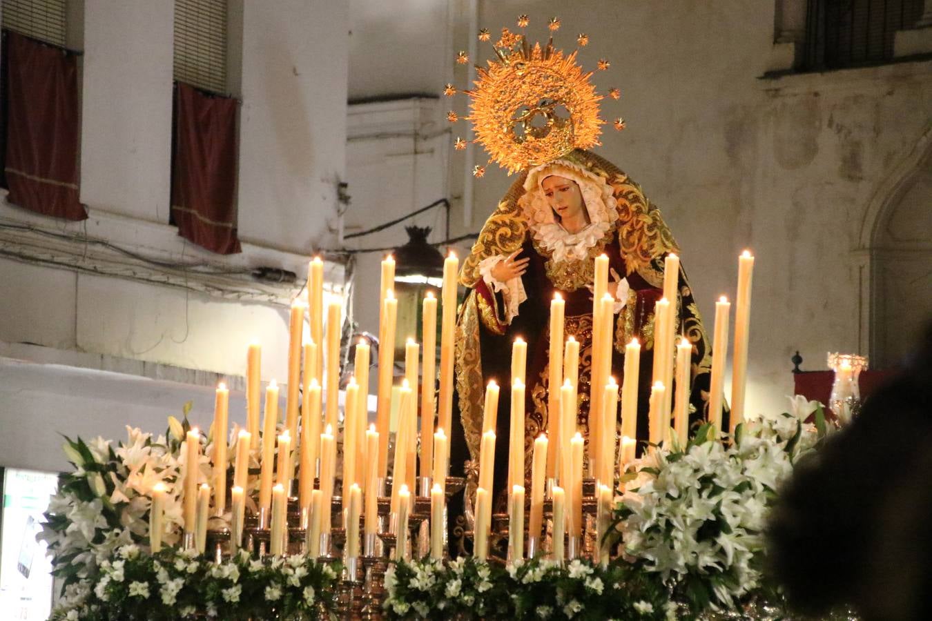 Siguiendo la tradición y al aviso de tres toques, la puerta del Perdón de la Iglesia de San Miguel Arcángel se abrió, ayer, para que la Antigua y Pontificia Cofradía de Nuestra Señora del Rosario y Jesús Orando en el Huerto realizase su desfile procesional. Un Martes Santo más en el que el silencio, el recogimiento y la austeridad recalan en las calles de Jerez de los Caballeros ante las imágenes de 'Jesús orando en el Huerto' y 'Nuestra Señora del Silencio'. Un silencio roto por la voz de los capataces, el andar de los costaleros, las marchas de la Asociación Musical del municipio y, este año, de manera especial, por la voz del tenor extremeño Juan Ledesma. Ledesma cantó a la Virgen del Silencio ante el Arco de Burgos, con el acompañamiento de la citada Asociación Musical.