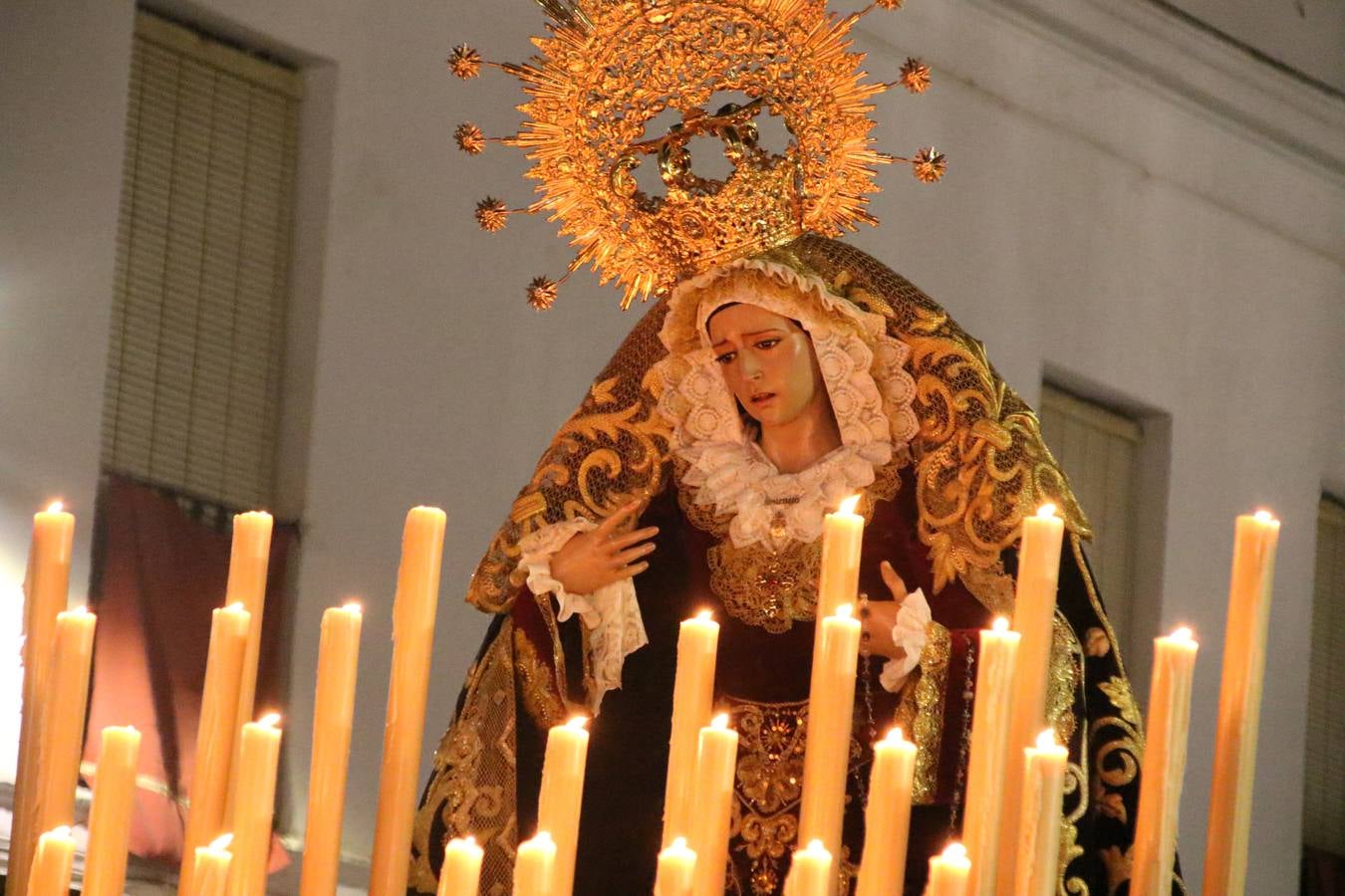 Siguiendo la tradición y al aviso de tres toques, la puerta del Perdón de la Iglesia de San Miguel Arcángel se abrió, ayer, para que la Antigua y Pontificia Cofradía de Nuestra Señora del Rosario y Jesús Orando en el Huerto realizase su desfile procesional. Un Martes Santo más en el que el silencio, el recogimiento y la austeridad recalan en las calles de Jerez de los Caballeros ante las imágenes de 'Jesús orando en el Huerto' y 'Nuestra Señora del Silencio'. Un silencio roto por la voz de los capataces, el andar de los costaleros, las marchas de la Asociación Musical del municipio y, este año, de manera especial, por la voz del tenor extremeño Juan Ledesma. Ledesma cantó a la Virgen del Silencio ante el Arco de Burgos, con el acompañamiento de la citada Asociación Musical.