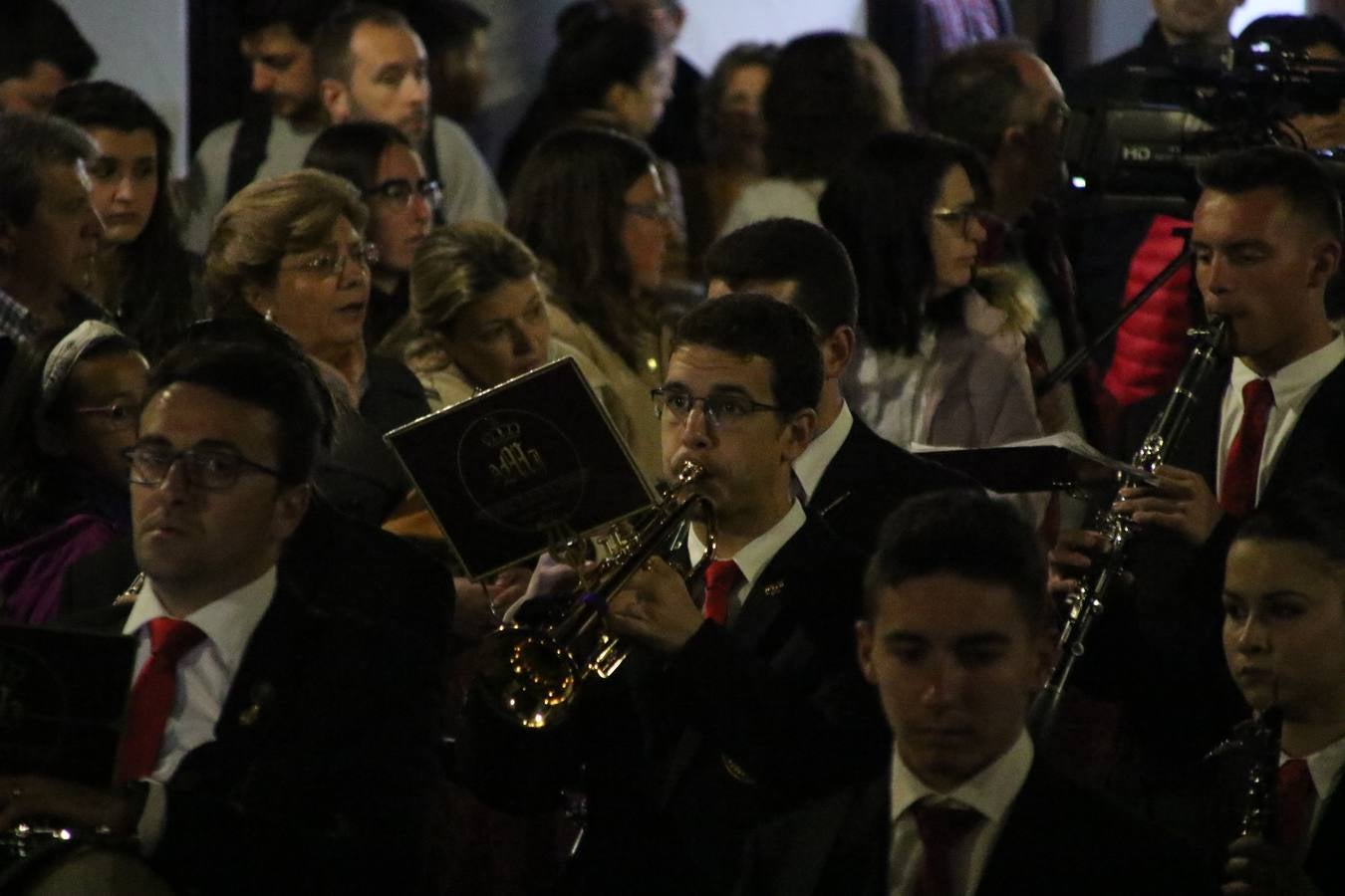 Siguiendo la tradición y al aviso de tres toques, la puerta del Perdón de la Iglesia de San Miguel Arcángel se abrió, ayer, para que la Antigua y Pontificia Cofradía de Nuestra Señora del Rosario y Jesús Orando en el Huerto realizase su desfile procesional. Un Martes Santo más en el que el silencio, el recogimiento y la austeridad recalan en las calles de Jerez de los Caballeros ante las imágenes de 'Jesús orando en el Huerto' y 'Nuestra Señora del Silencio'. Un silencio roto por la voz de los capataces, el andar de los costaleros, las marchas de la Asociación Musical del municipio y, este año, de manera especial, por la voz del tenor extremeño Juan Ledesma. Ledesma cantó a la Virgen del Silencio ante el Arco de Burgos, con el acompañamiento de la citada Asociación Musical.